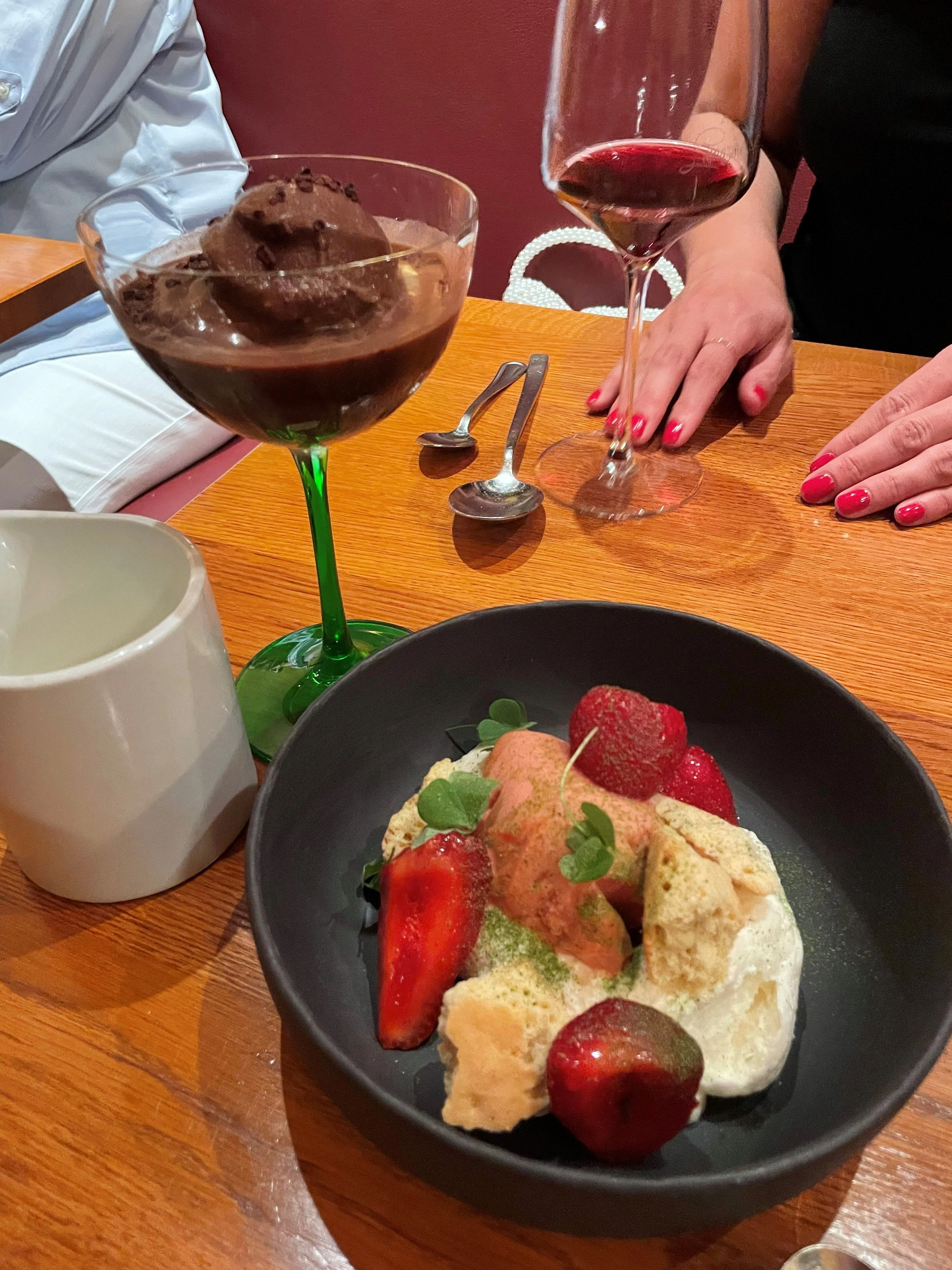 Passt gerade noch rein: Schokoladen-Sorbet und Zitronenmousse mit Eis und Erdbeeren. Wir kommen wieder!