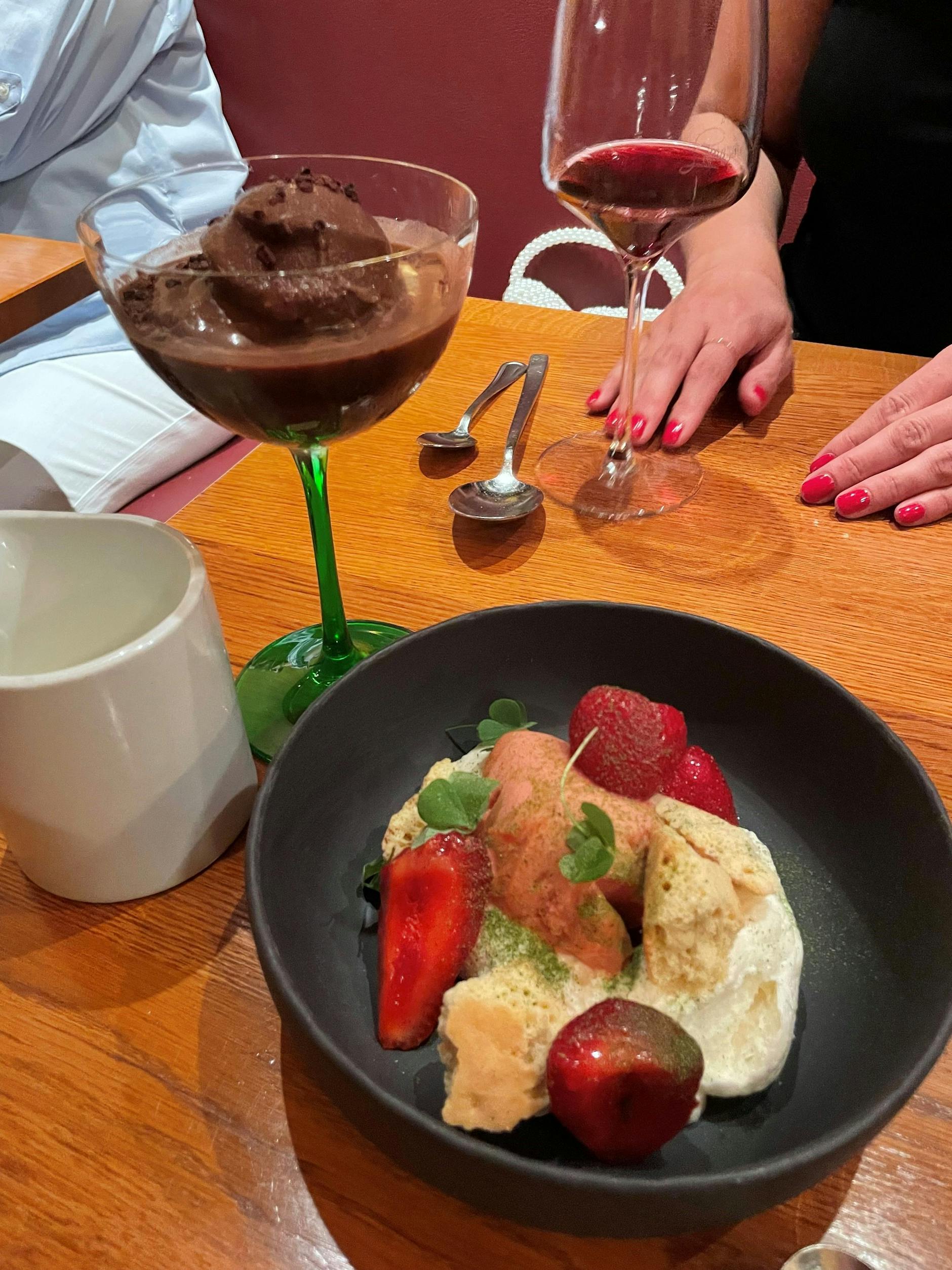 Passt gerade noch rein: Schokoladen-Sorbet und Zitronenmousse mit Eis und Erdbeeren. Wir kommen wieder!