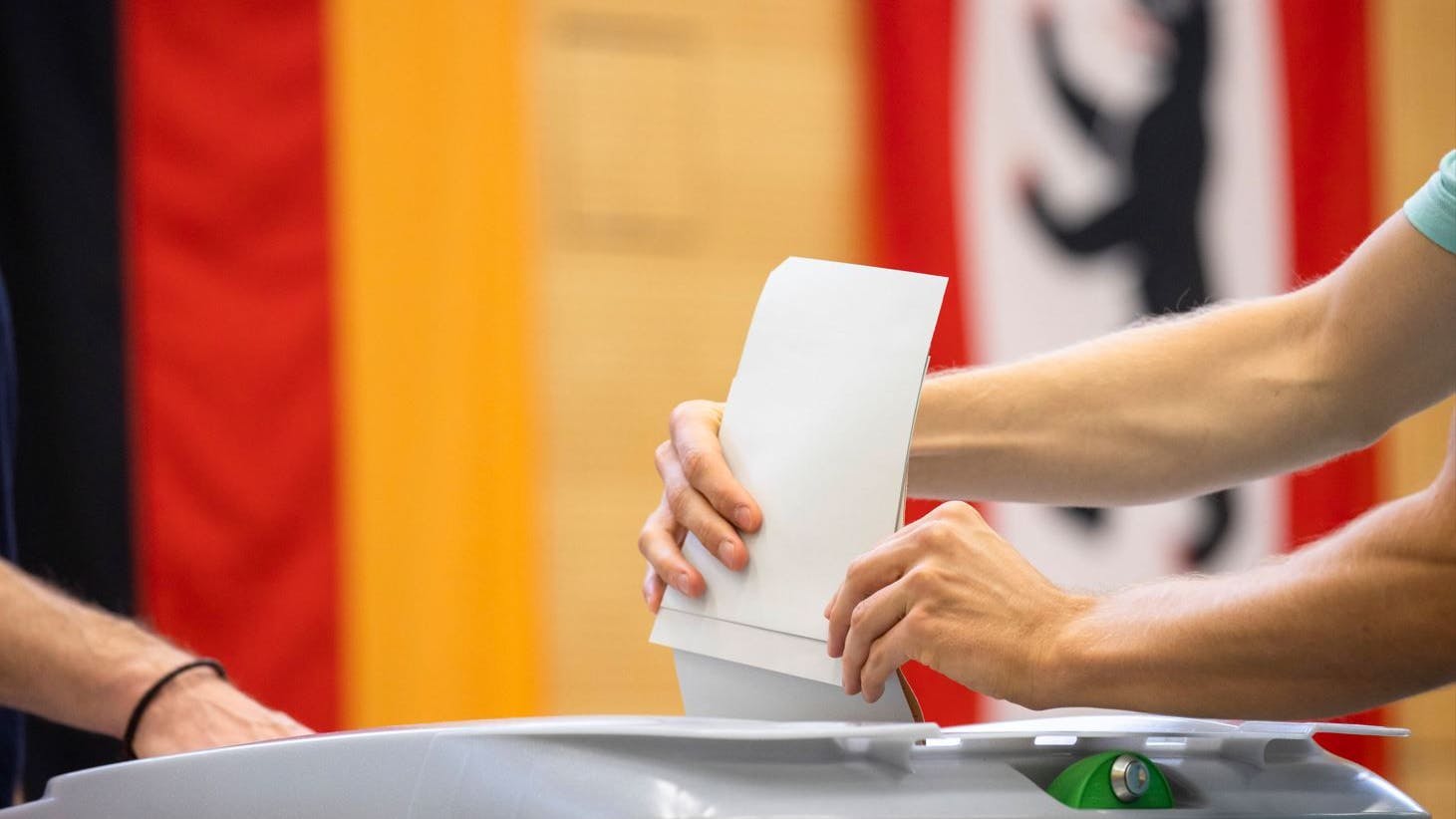 Berlin: Einwurf von Stimmzetteln in eine Wahlurne (Symbolbild).