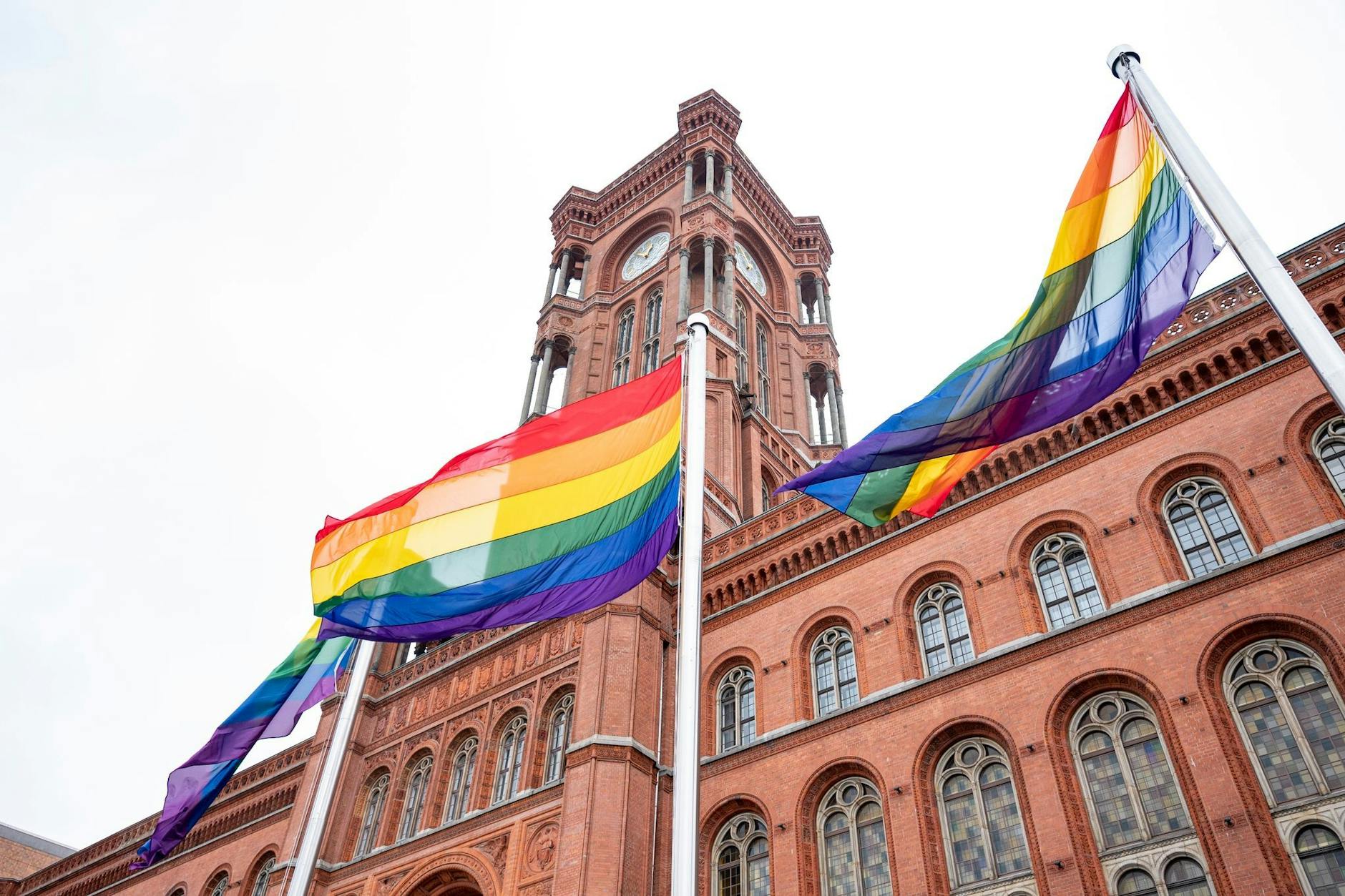 Regenbogenflaggen sind teurer, wegen der Streifen: Jetzt wehen sie wieder vor dem Roten Rathaus.
