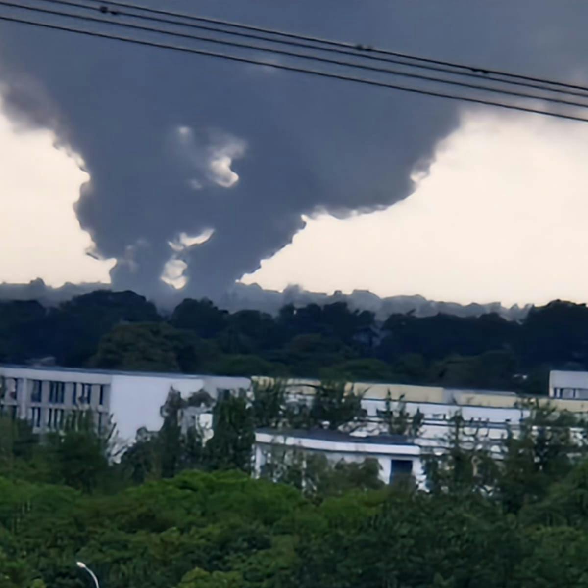 Die Rauchwolke des Brandes in der Verpackungsfirma an der Sperenberger Straße war im Süden Berlins kilometerweit zu sehen.
