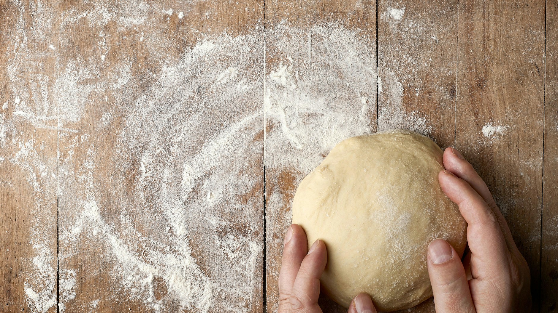Die Knoblauch-Mozzarella-Brötchen machen ein bisschen Arbeit, aber die lohnt sich definitiv.