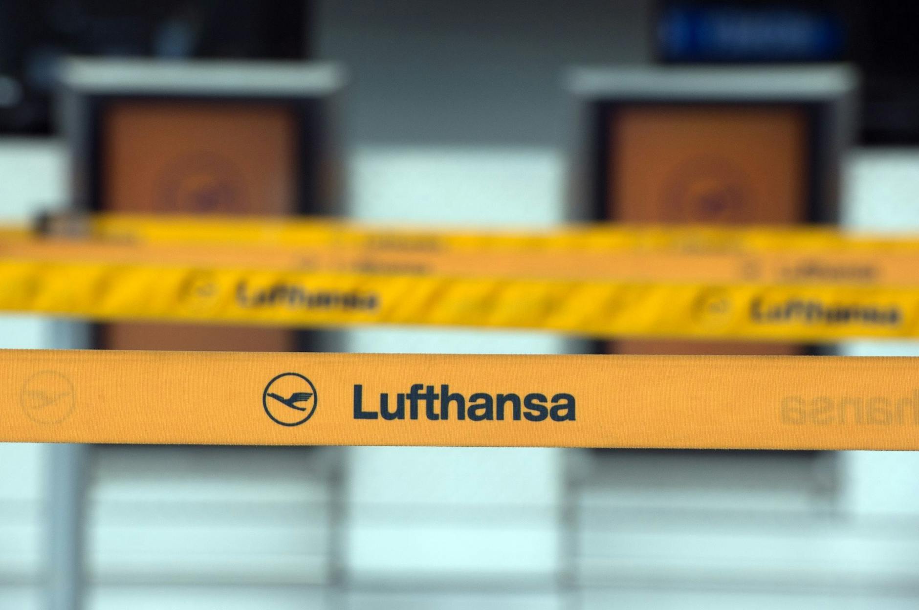 ARCHIV - Weil zu viel und zu lange gespart wurde, fehle es sowohl am Boden als auch in den Flugzeugen an Personal, kritisierten die Betriebsräte der Lufthansa.