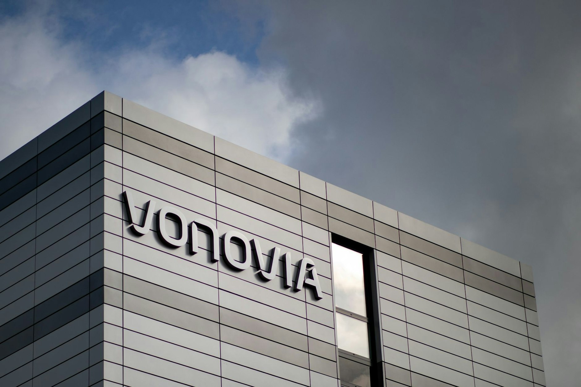 Der Schriftzug des Wohnungsunternehmens „Vonovia“ an der Firmenzentrale in Bochum. In Berlin sind etwa 70.000 Menschen Mieter bei Vonovia.