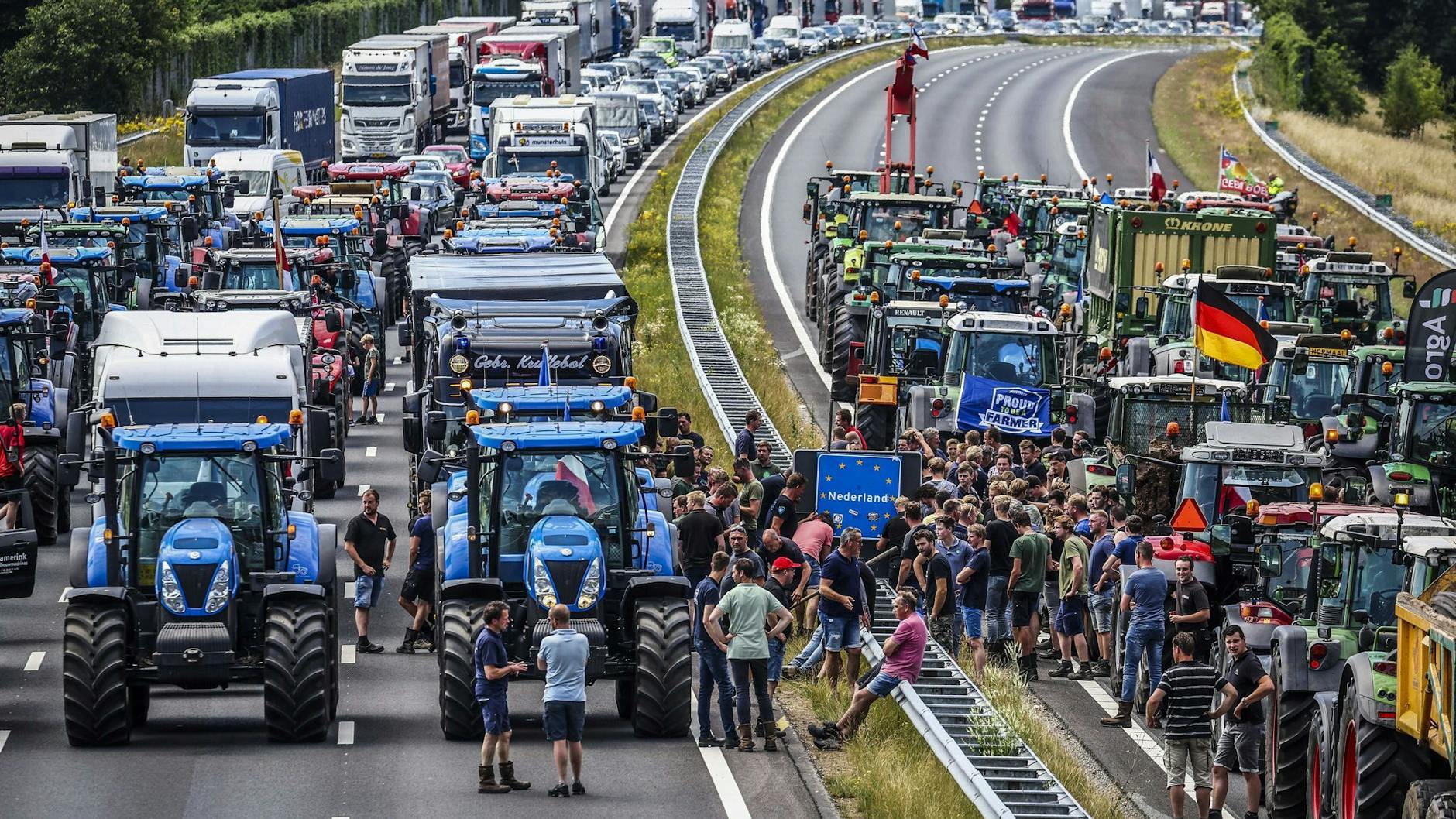 Niederländische Bauern blockieren Ende Juni mit ihren Traktoren eine Straße.