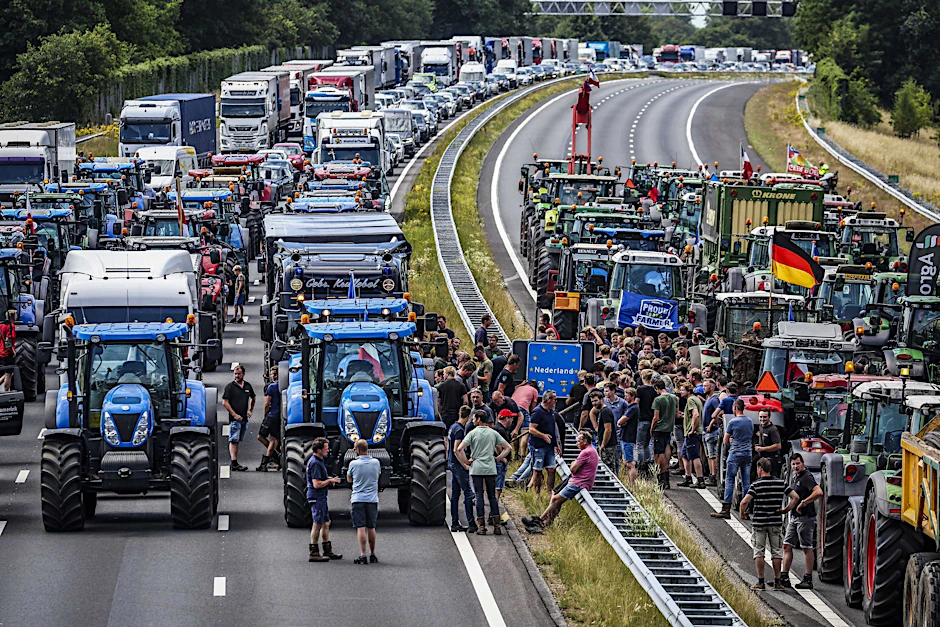 Niederländische Bauern blockieren Ende Juni mit ihren Traktoren eine Straße.