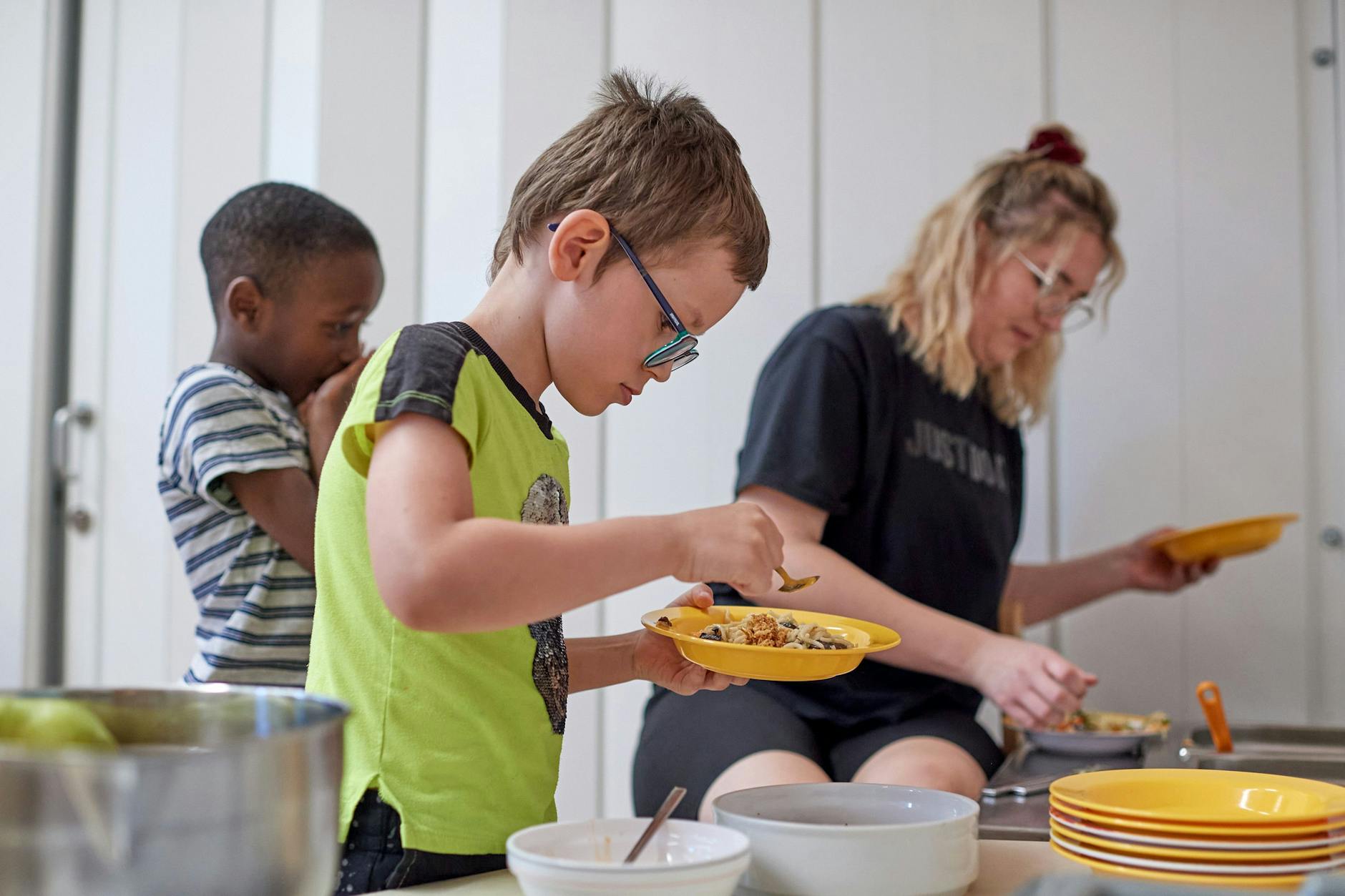 Kinder bekommen ein Mittagessen in der Arche im Berliner Stadtteil Hellersdorf.