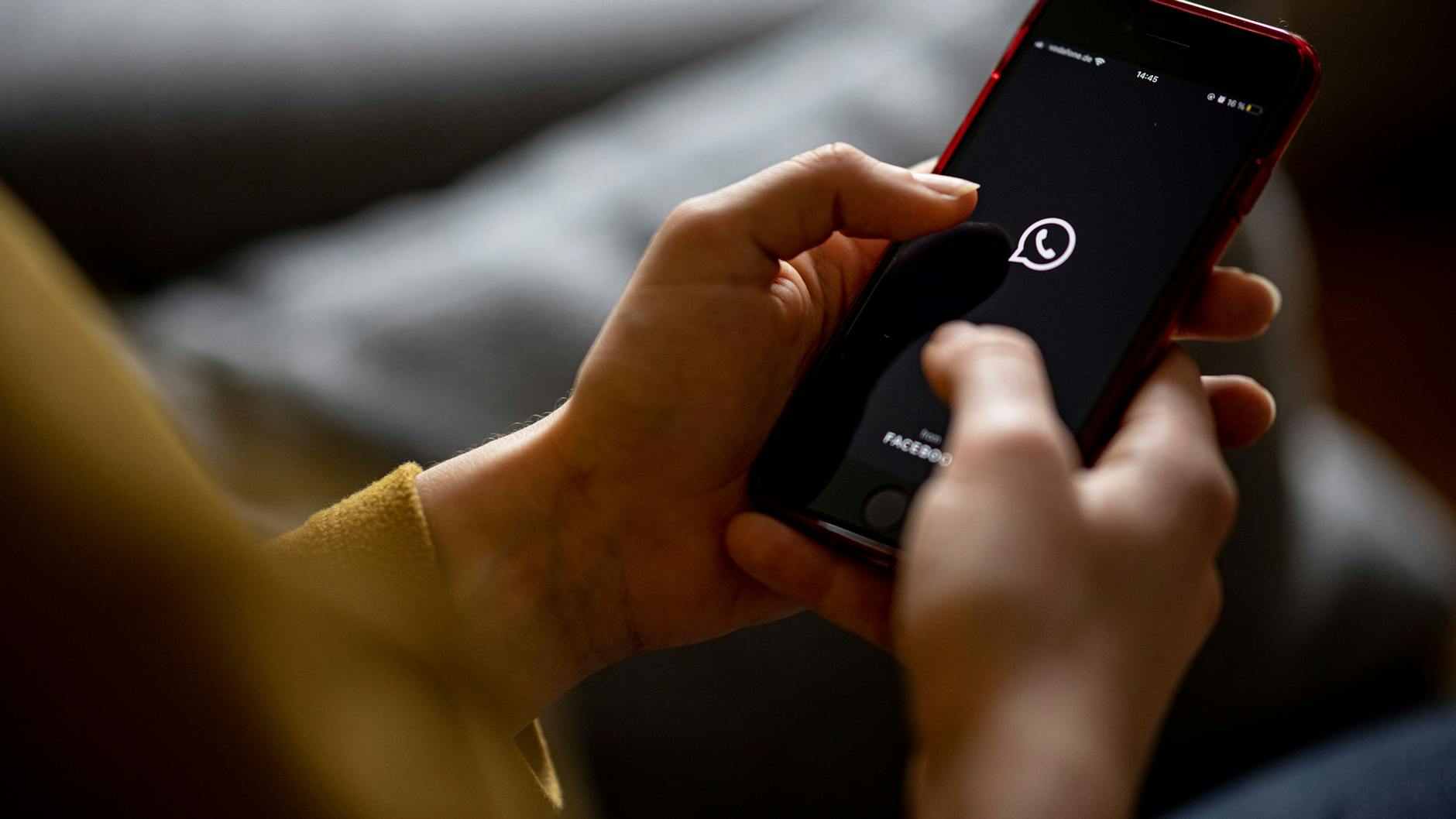 Betrüger nehmen vielfach Kontakt übers Handy auf, neuerdings sogar mittels WhatsApp.