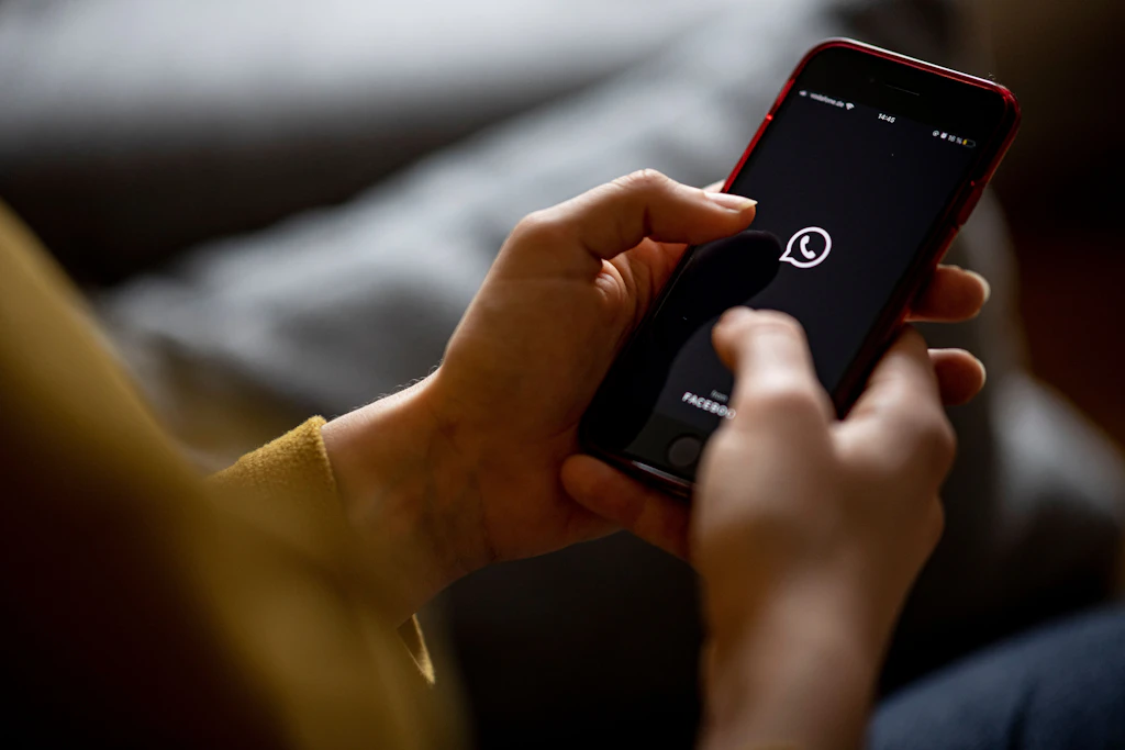Fake-Anrufe, falsche SMS und Chatnachrichten: So schützen Sie sich vor Betrügern