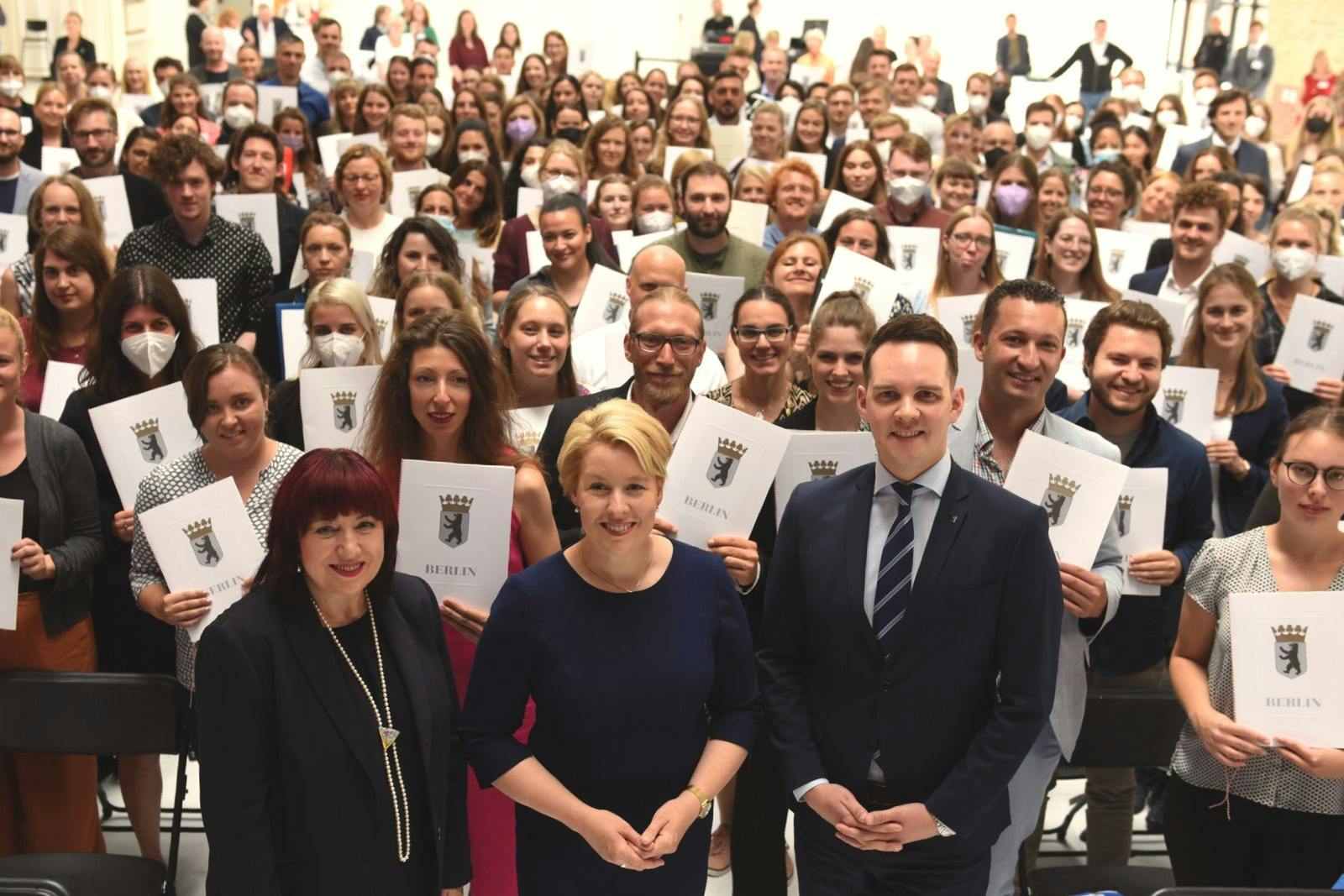 07.07.2022, Berlin: Astrid-Sabine Busse, Franziska Giffey und Alexander Slotty (v. l.) bei der feierlichen Verbeamtung der jungen Lehrerinnen und Lehrer in Berlin.