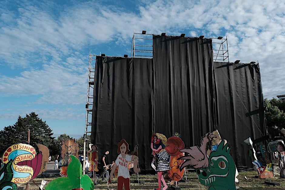 Verhangenes Banner des indonesischen Künstlerkollektivs Taring Padi auf der Documenta.