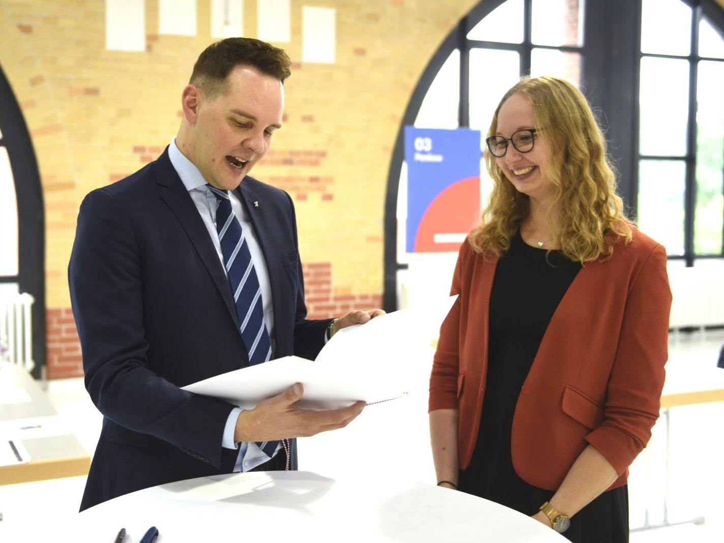 Staatssekretär Alexander Slotty bei der Ernennung von Sonja Riemer.