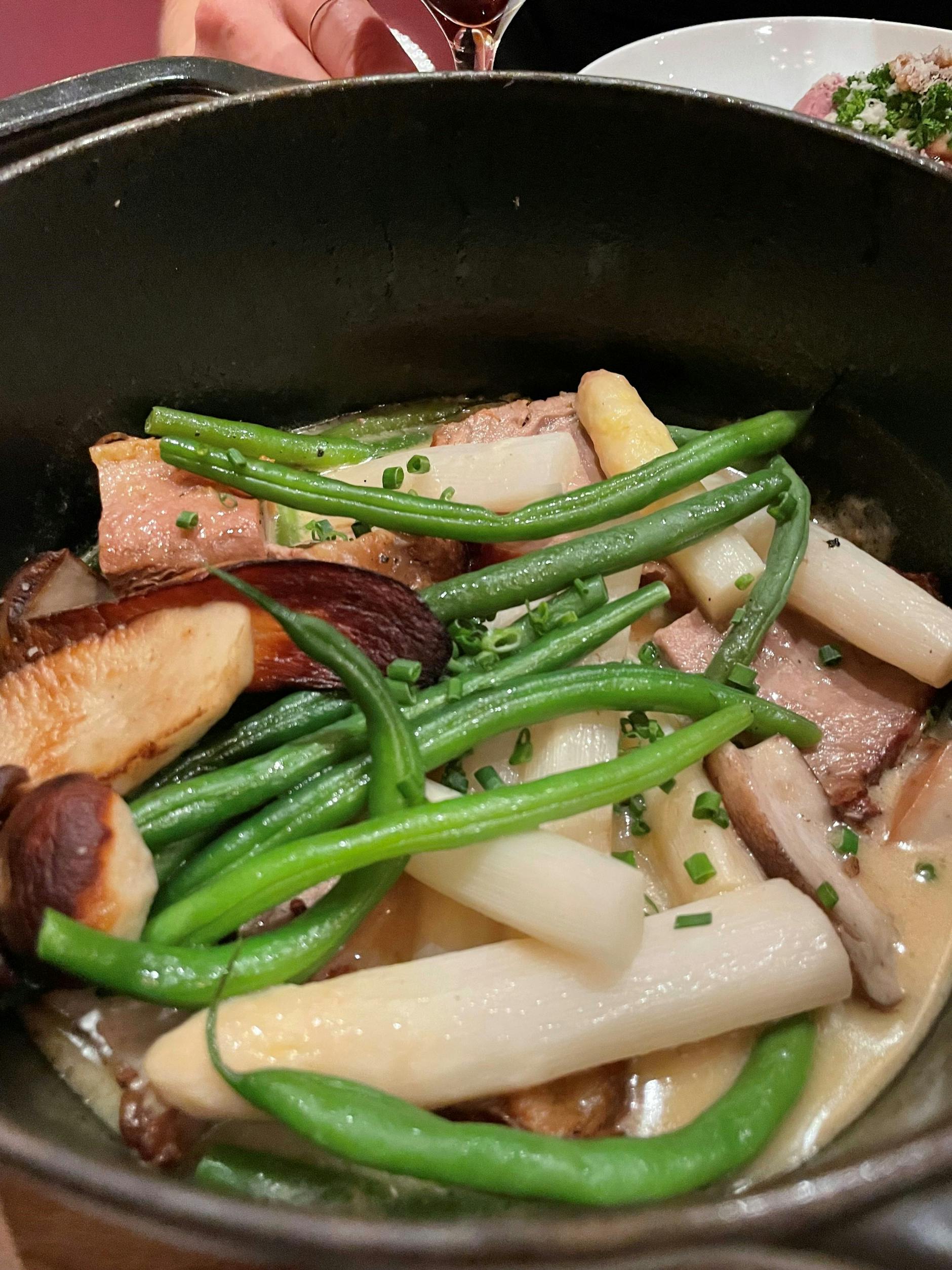 Und nochmal ein Close-up aufs Ragout: geschmortes Kalbfleisch in Sahnesoße mit Steinpilzen, grünen Bohnen und dem wohl letzten Spargel der Saison.