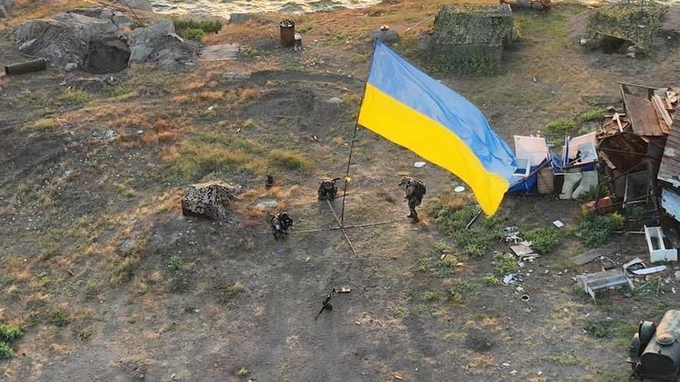 Die ukrainische Flagge wird auf der Schlangeninsel gehisst.