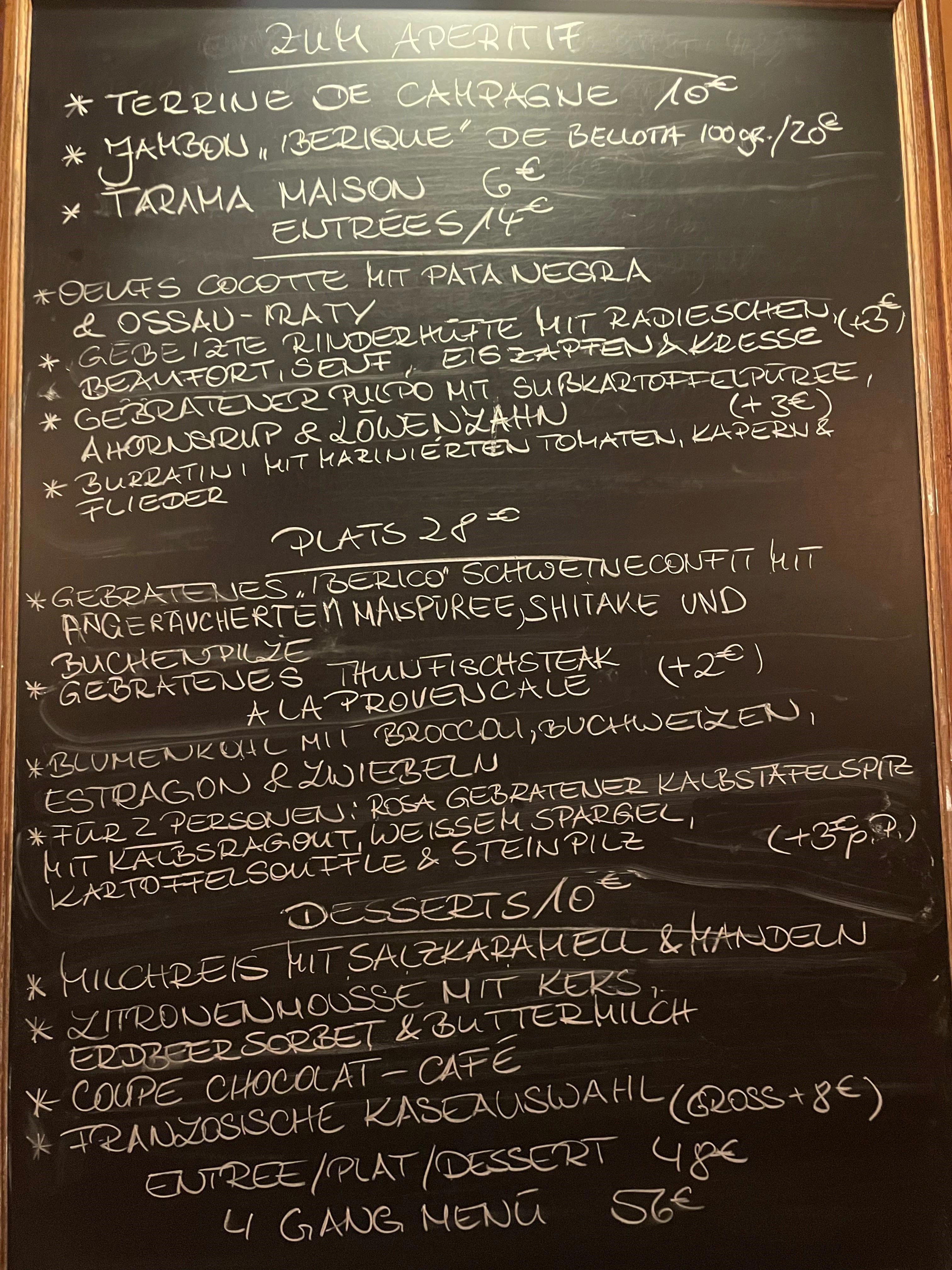 Eine einfache und leicht zu deutende Bistrot-Karte. Und das Beste: ein halber Liter vorzüglicher Hauswein kostet nur 16 Euro.