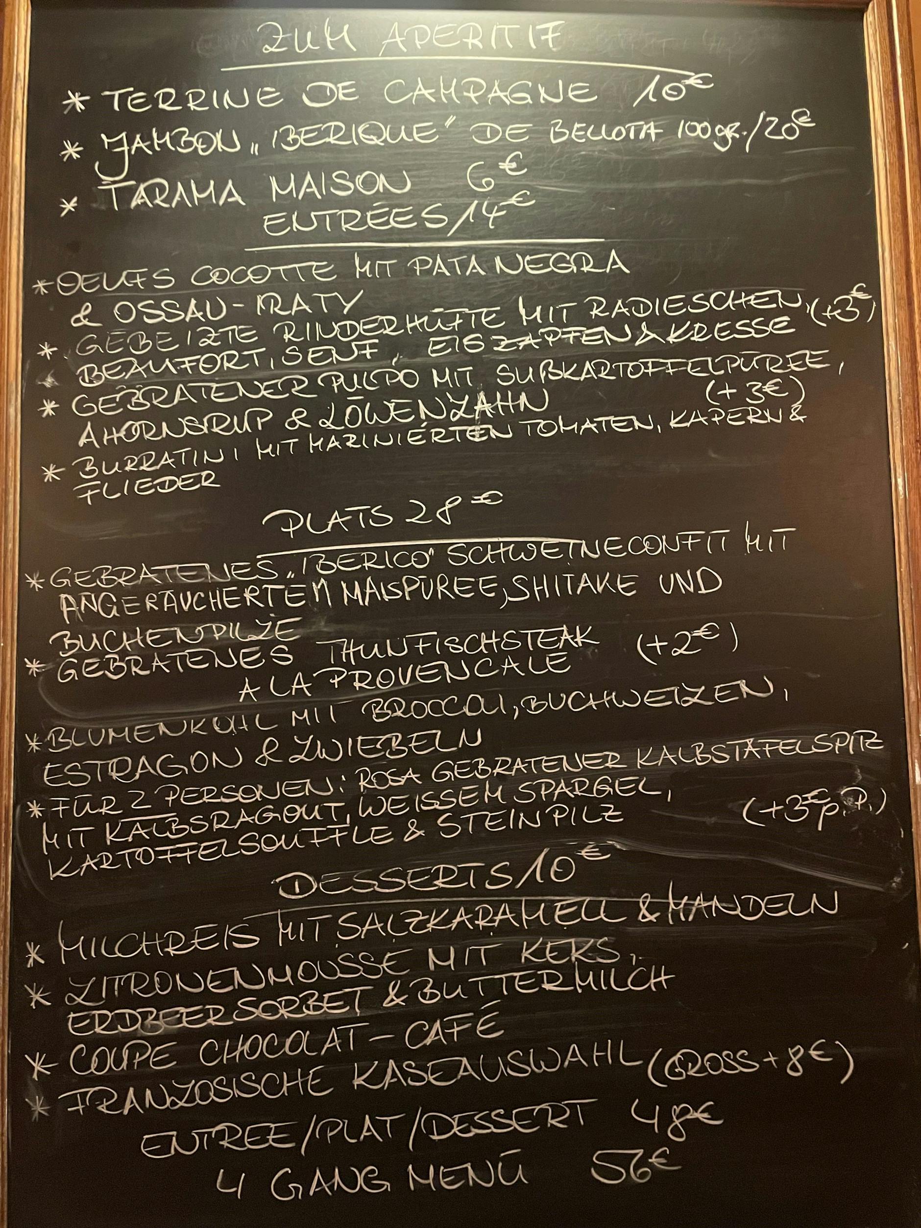 Eine einfache und leicht zu deutende Bistrot-Karte. Und das Beste: ein halber Liter vorzüglicher Hauswein kostet nur 16 Euro.