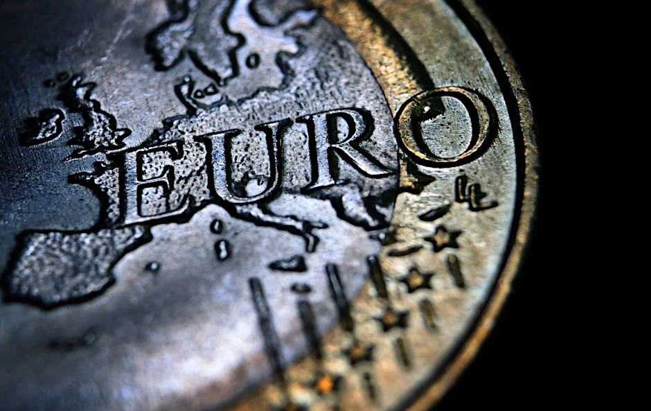 ARCHIV - 27.05.2021, Bayern, Augsburg: Eine Ein-Euro-Münze liegt auf einem Tisch.