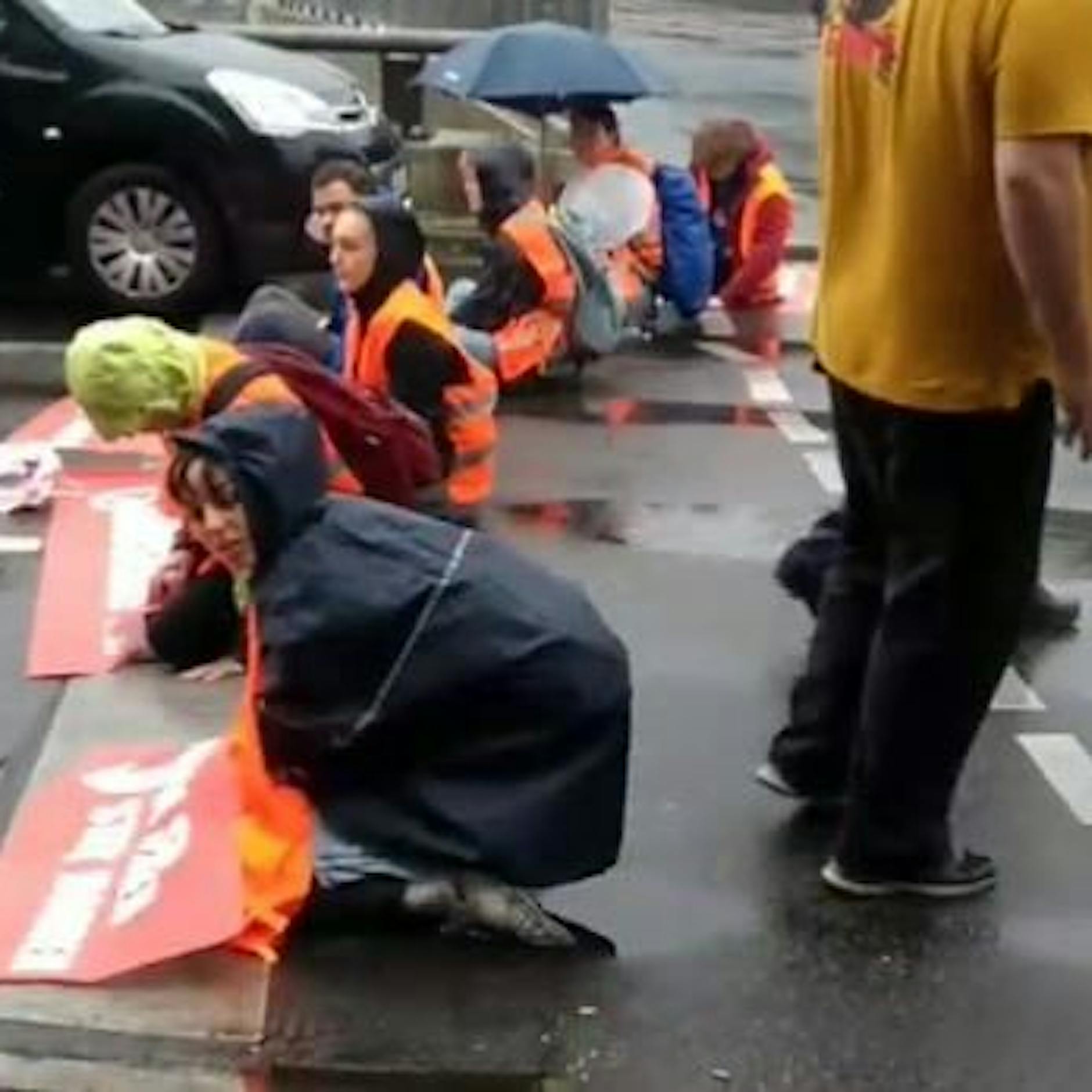 „Missgeburt“: Autofahrer und Klima-Aktivisten geraten in Berlin aneinander