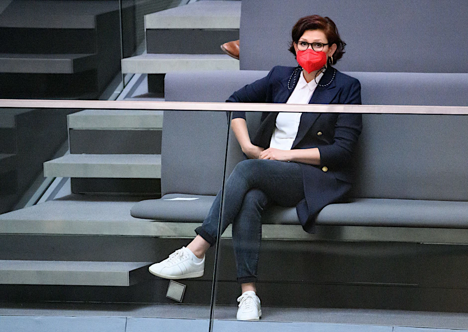Die Publizistin Ferda Ataman sitzt vor der Wahl der Unabhängigen Bundesbeauftragten für Antidiskriminierung in der Plenarsitzung im Deutschen Bundestag auf der Besucher-Tribüne.