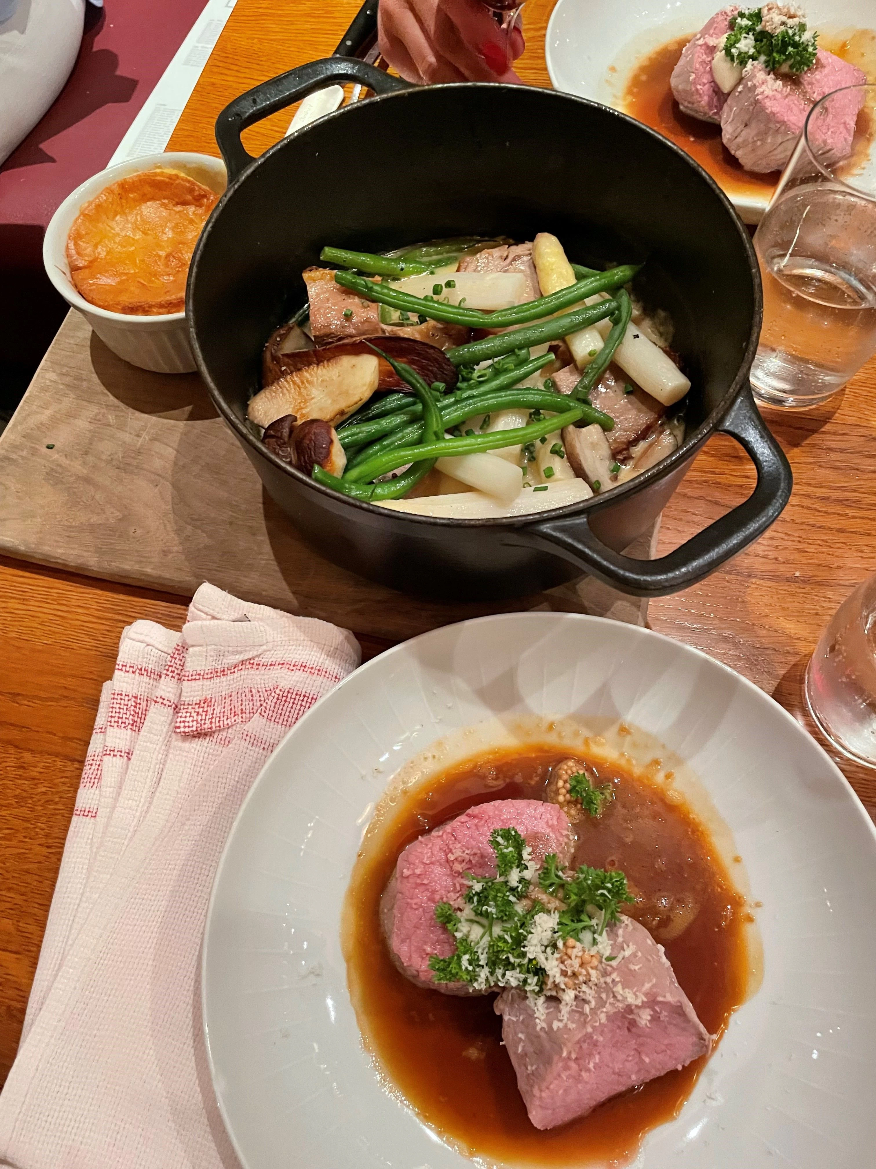 Der Hauptgang für Zwei: Kalbstafelspitz rosa gebraten (unten), Kalbsragout aus dem Schlemmertöpfchen (oben) und das Highlight: Kartoffel-Soufflé (oben links).