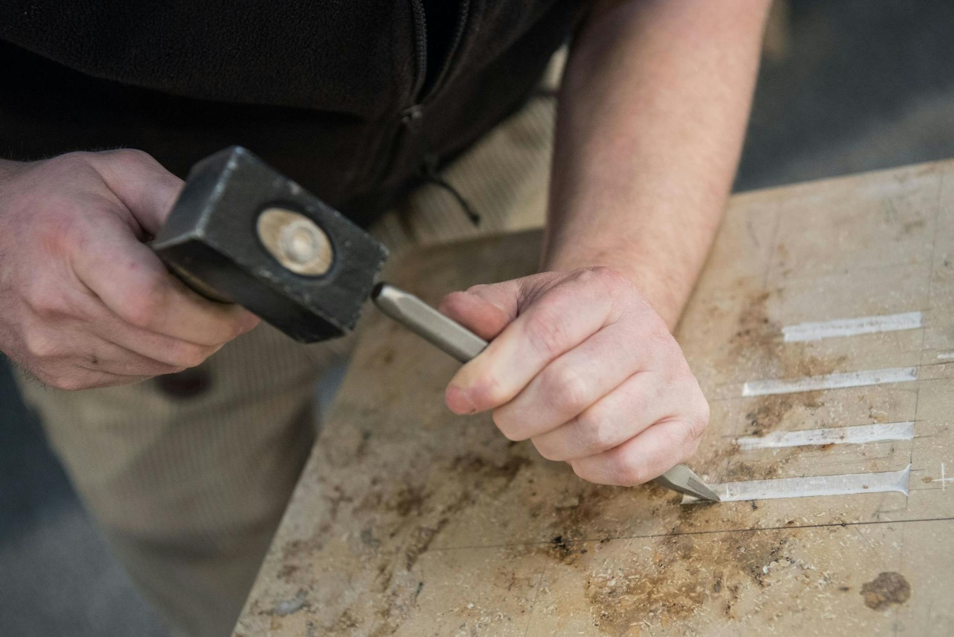 ARCHIV - Ein Steinbildhauer bei der Arbeit: Die Internationale Handwerksmesse in München hat geöffnet. Nach der langen coronabedingten Zwangspause ist ein Hauptthema der Fachkräftemangel.