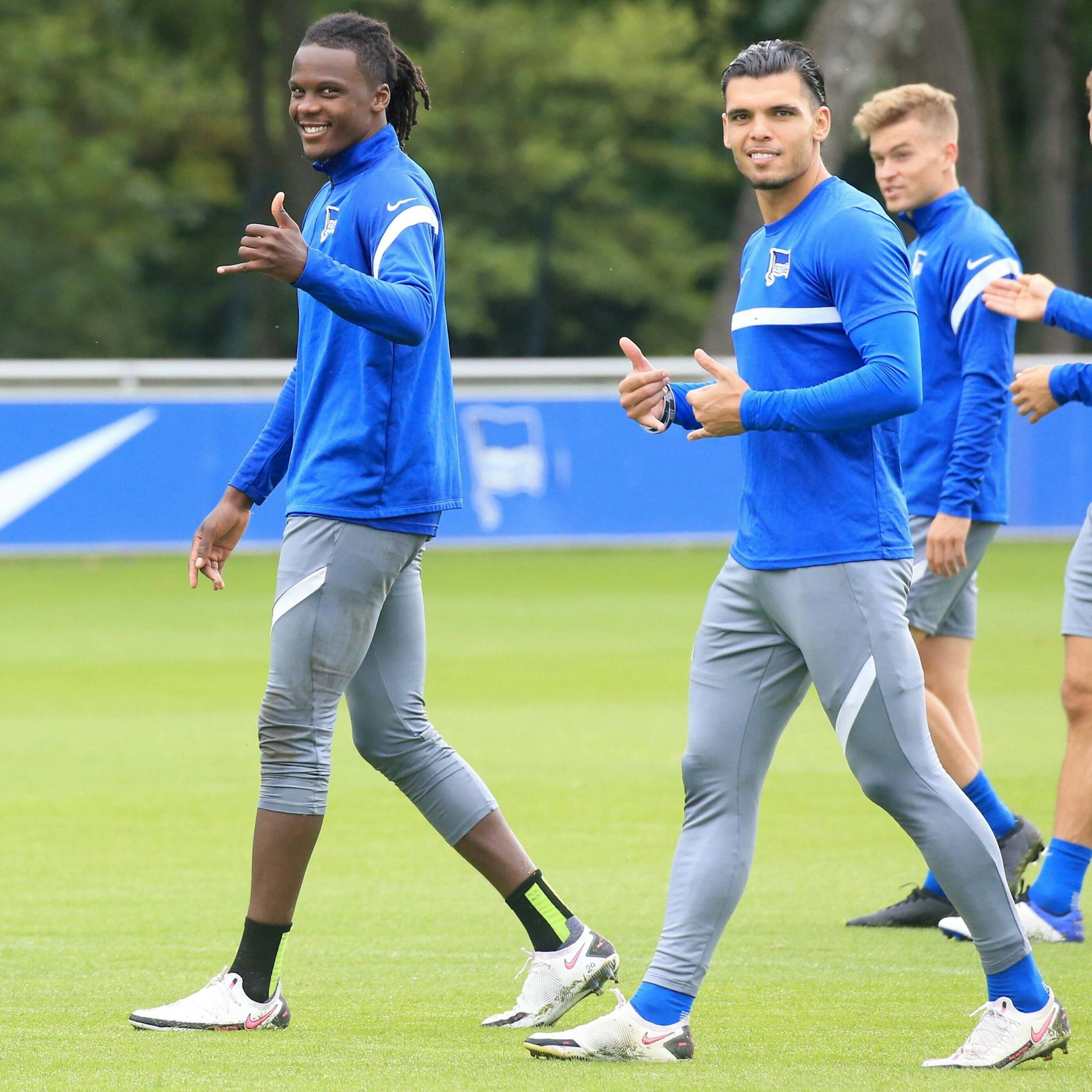 Karim Rekik (r.) mit seinem Nachfolger Dedryck Boyata Ende September beim Hertha-Training. Eine Woche später war Rekik weg.