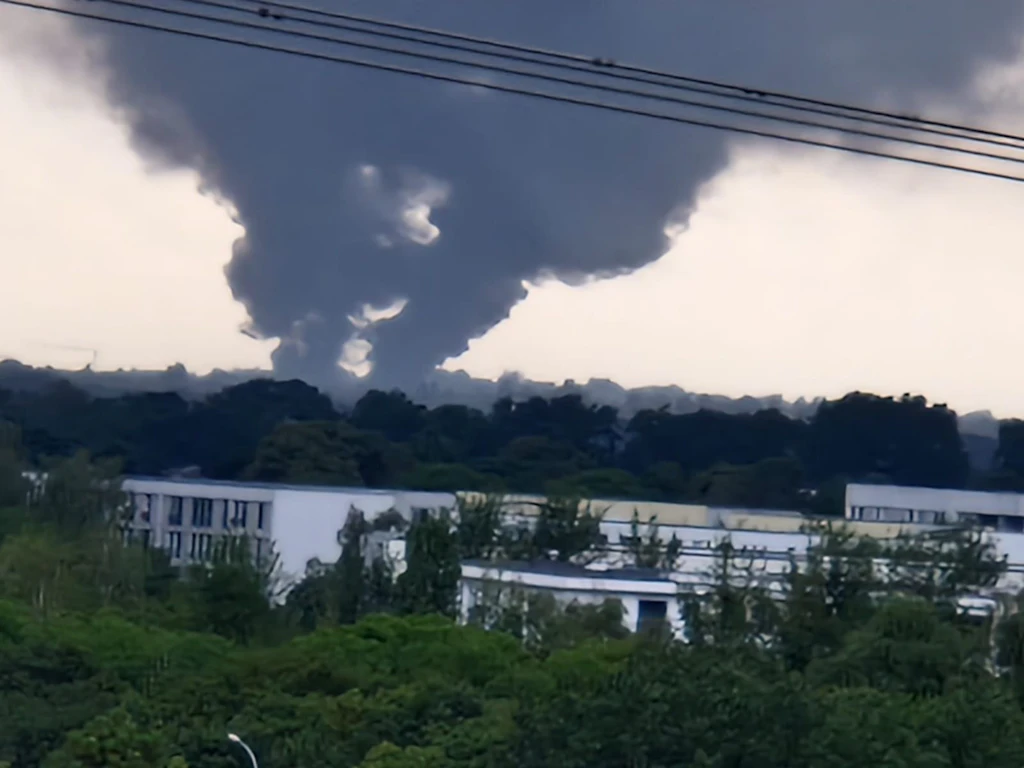 Berlin-Marienfelde: Großbrand in Werk für Verpackungsmaterial
