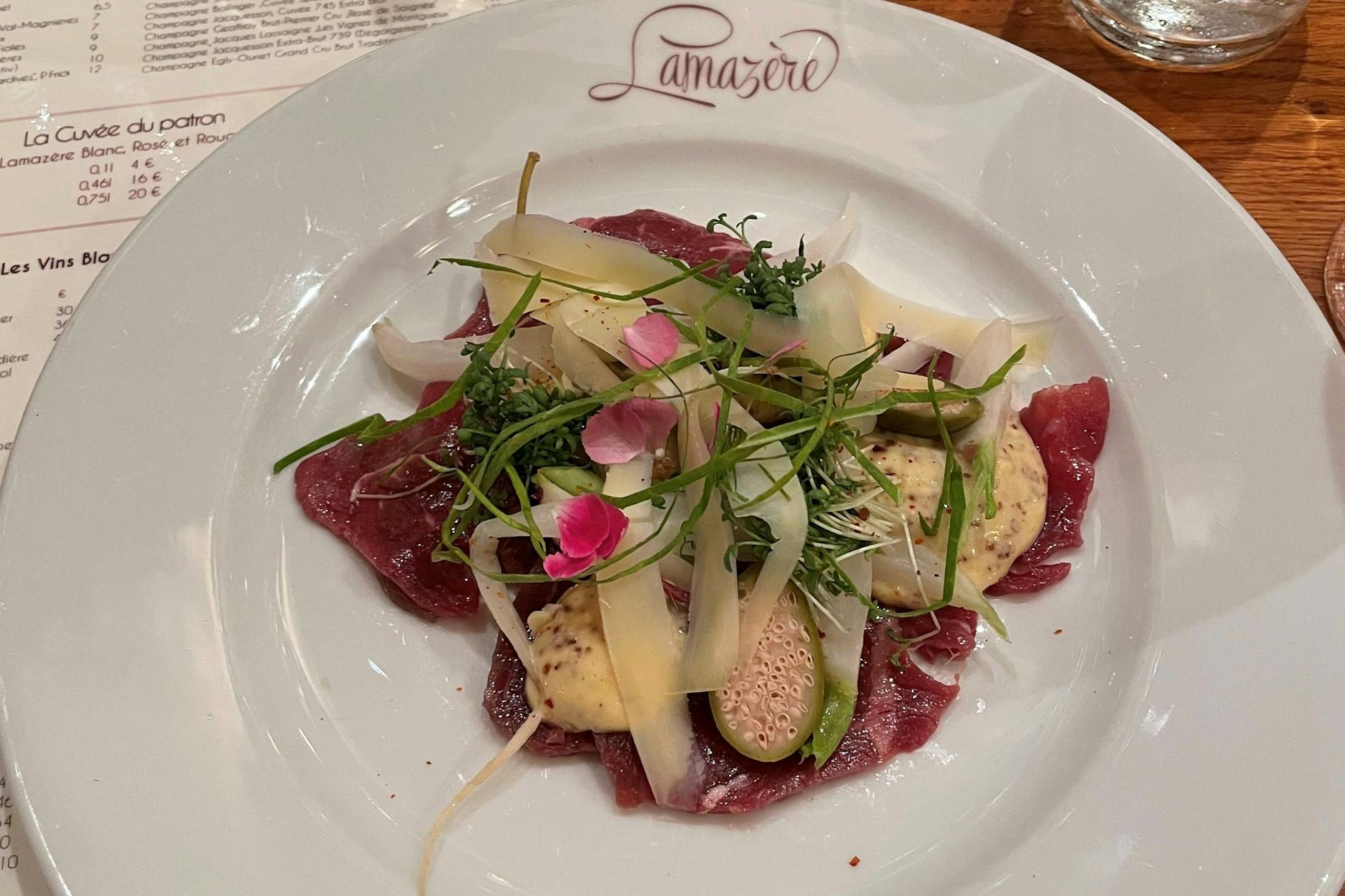 Ein Gedicht als Vorspeise: Gebeizte Rinderhüfte mit Kapern, Kresse, Dijonnaise und Beaufort-Käse. Urteil: Ein Volltreffer!