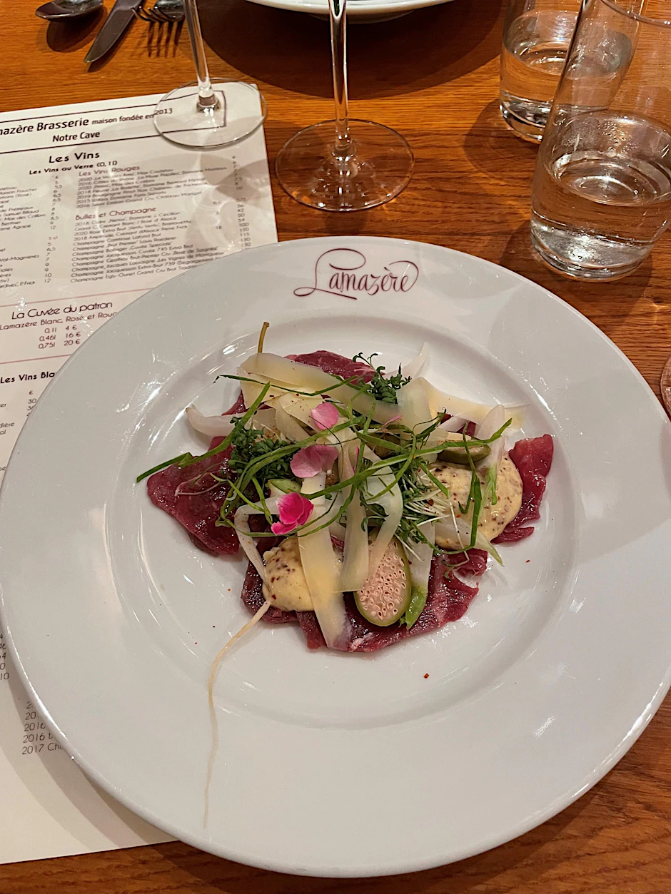 Ein Gedicht als Vorspeise: Gebeizte Rinderhüfte mit Kapern, Kresse, Dijonnaise und Beaufort-Käse. Urteil: Ein Volltreffer!