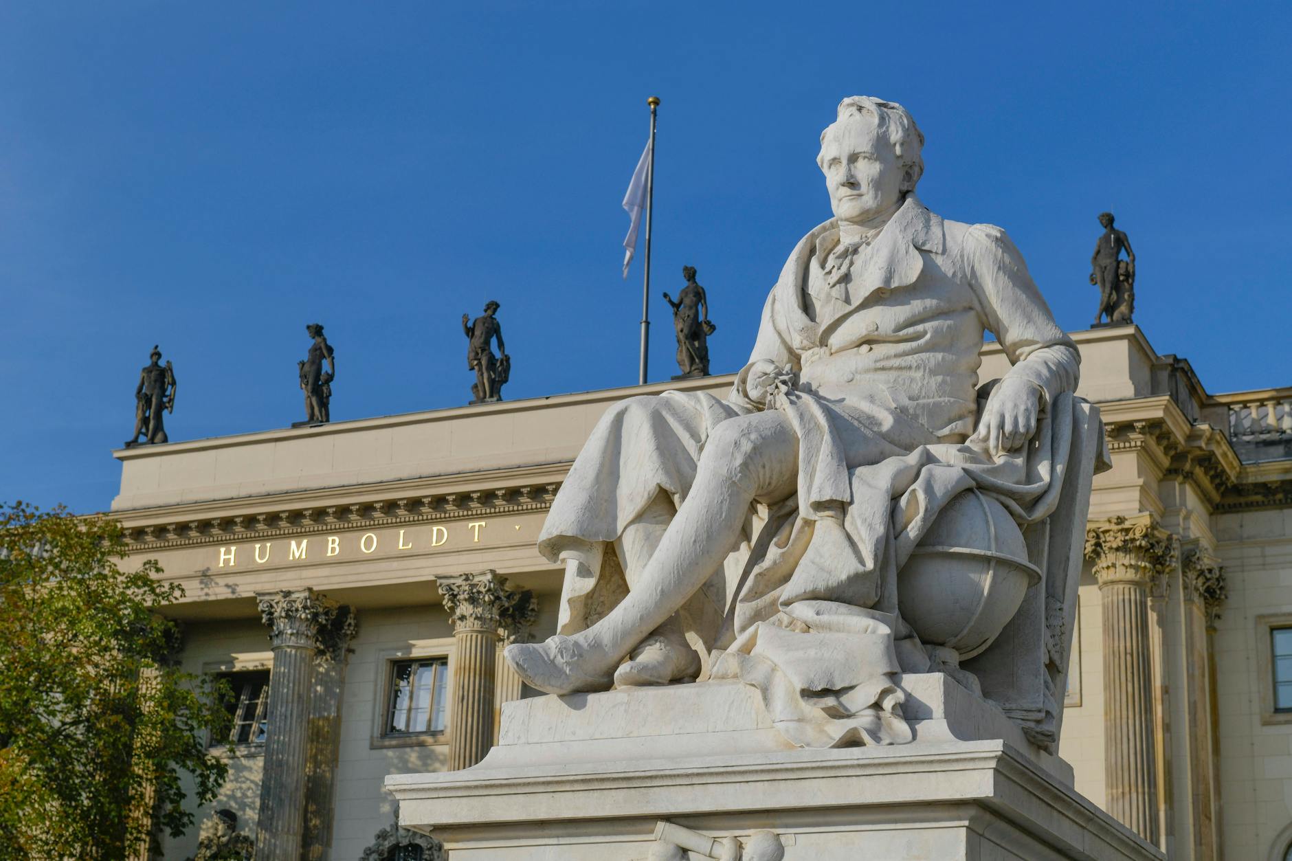 Denkmal Alexander von Humboldt, Hauptgebäude, Humboldt-Universität, Unter den Linden.