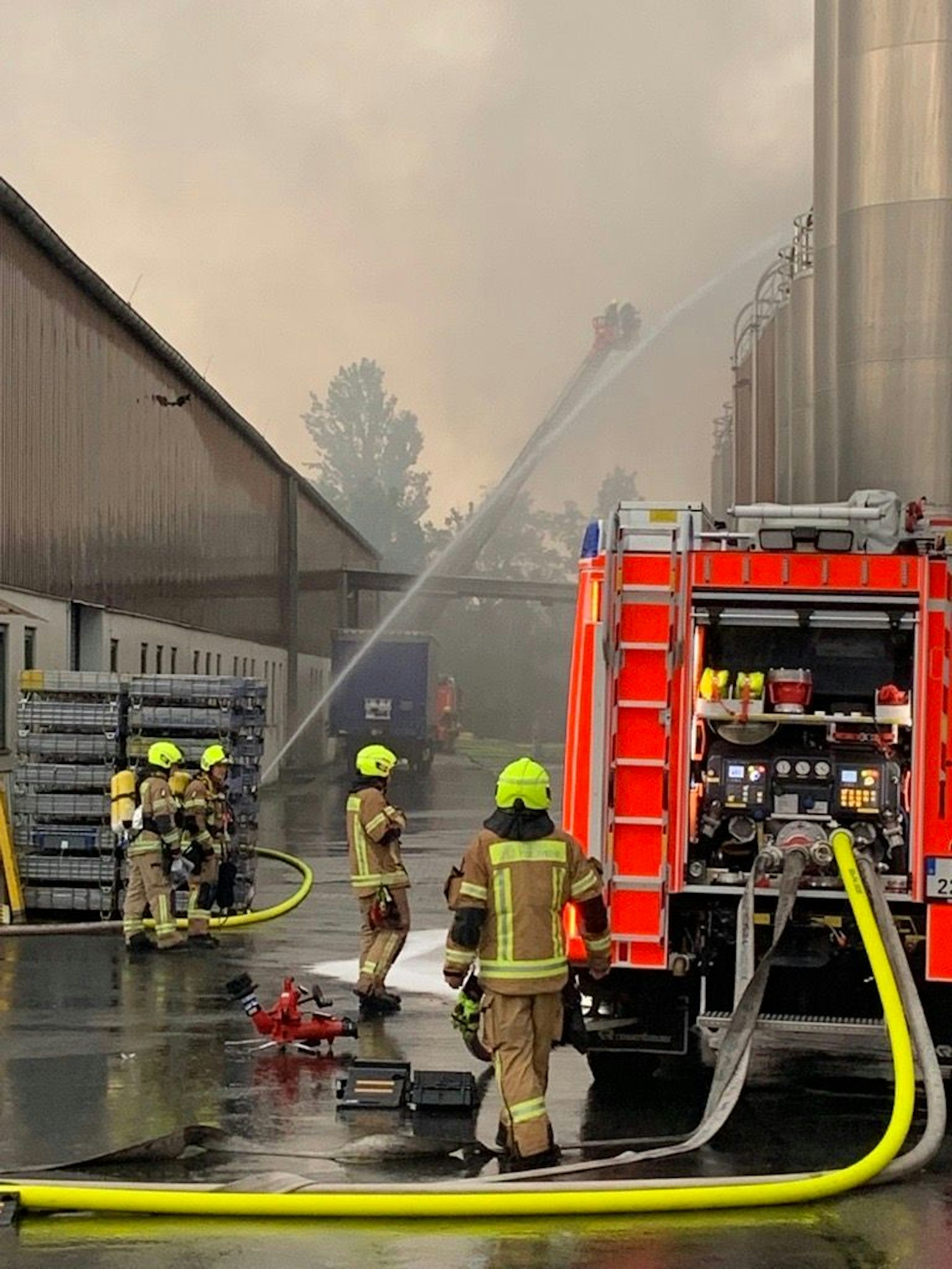Brand in Marienfelde: Die Feuerwehr kämpfte gegen die Flammen in einer Halle, in der Holz und Kunststoffe lagern.