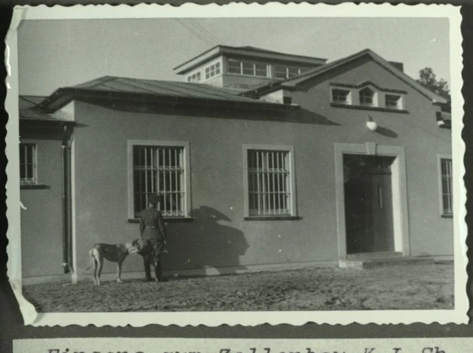 Karl-Otto Koch, Kommandant des KZ Sachsenhausen, 1937 mit seinem Hund vor dem Eingang des Zellenbaus.