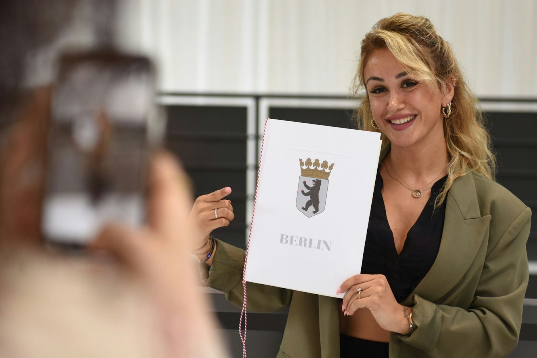 Verbeamtung der ersten Lehrer in Berlin. Überreichung der Urkunden durch die Schulsenatorin Busse im Station Berlin.
Gözde Ötztürk - frisch gebackene Beamtin.