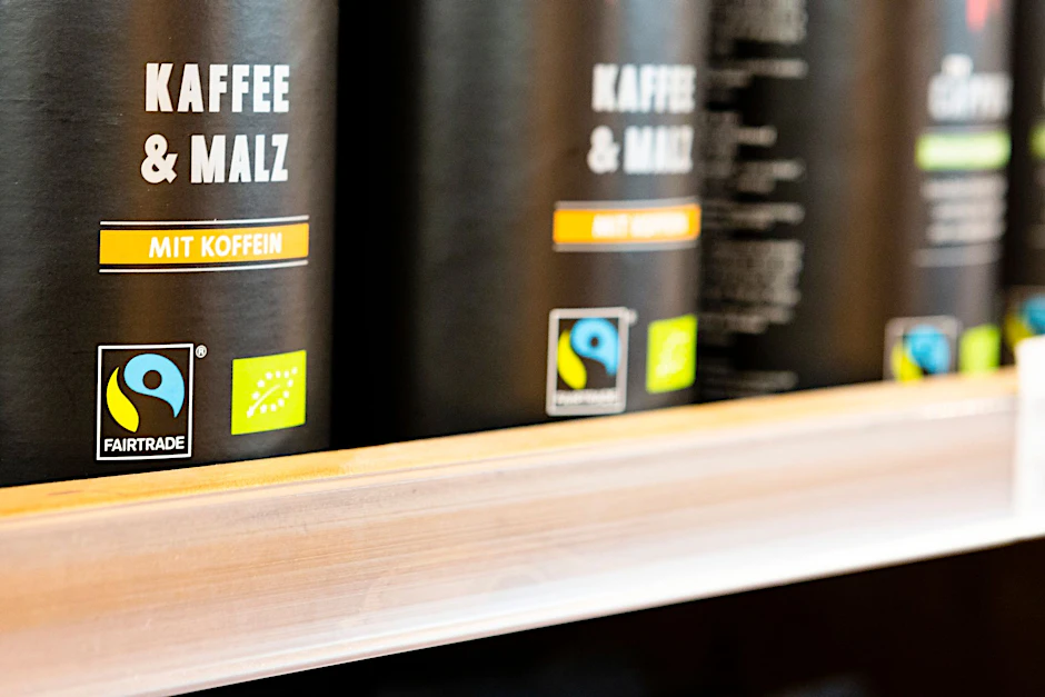 ARCHIV - Fair gehandelter Kaffee in einem Bioladen: Die Branche zieht Bilanz.  