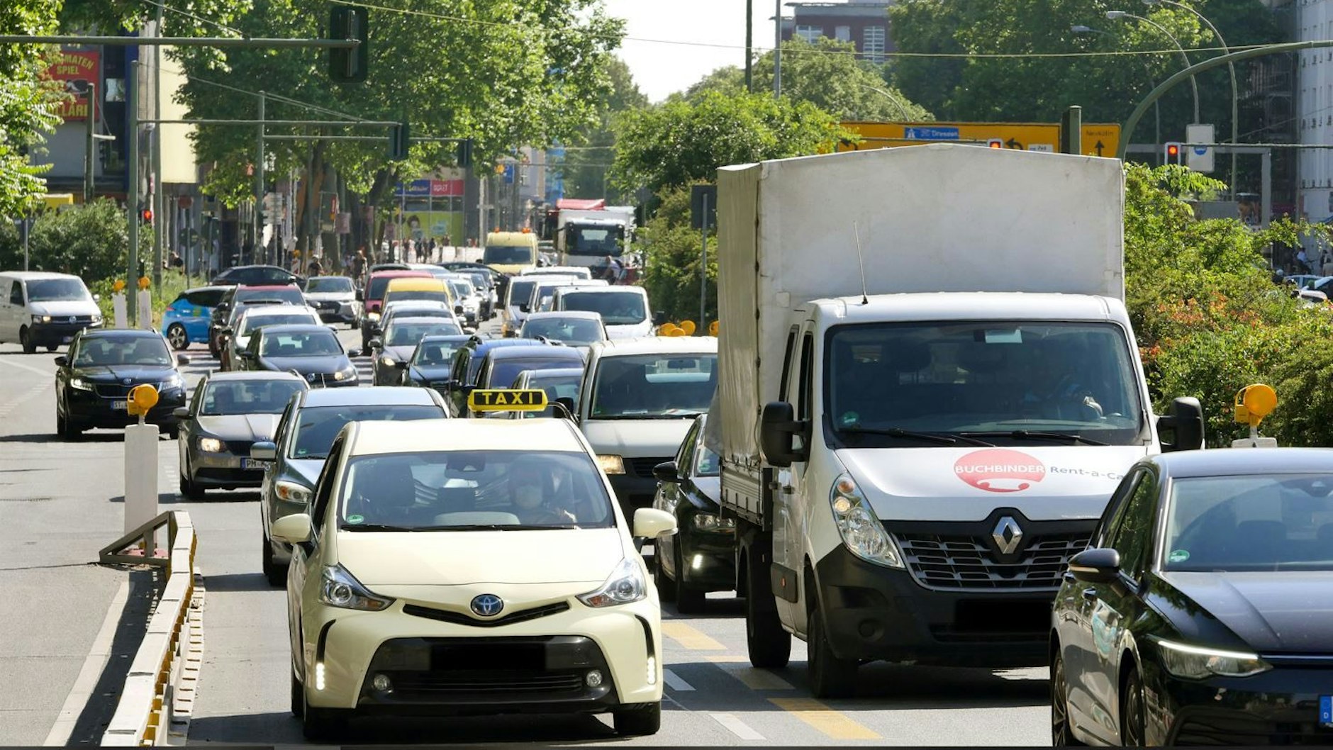 So kennt man den Stau im Berliner Berufsverkehr (Archivbild). Dank 9-Euro-Ticket sind jetzt viele Pendler mit der Bahn unterwegs – die Straßen sind leerer.