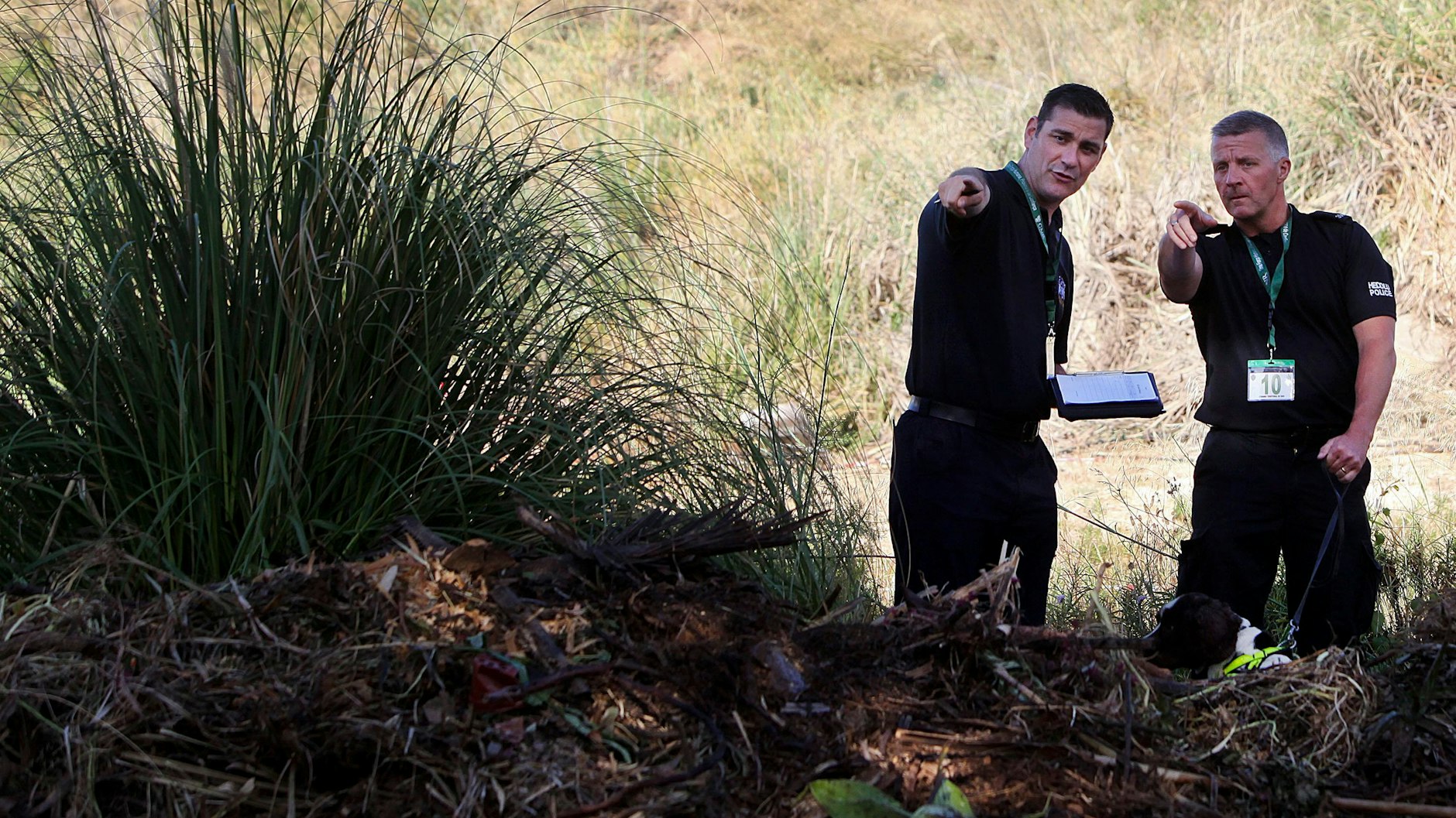 2014:  Britische Polizisten suchen nach der zu diesem Zeitpunkt seit sieben Jahren vermissten Madeleine „Maddie“ McCann.