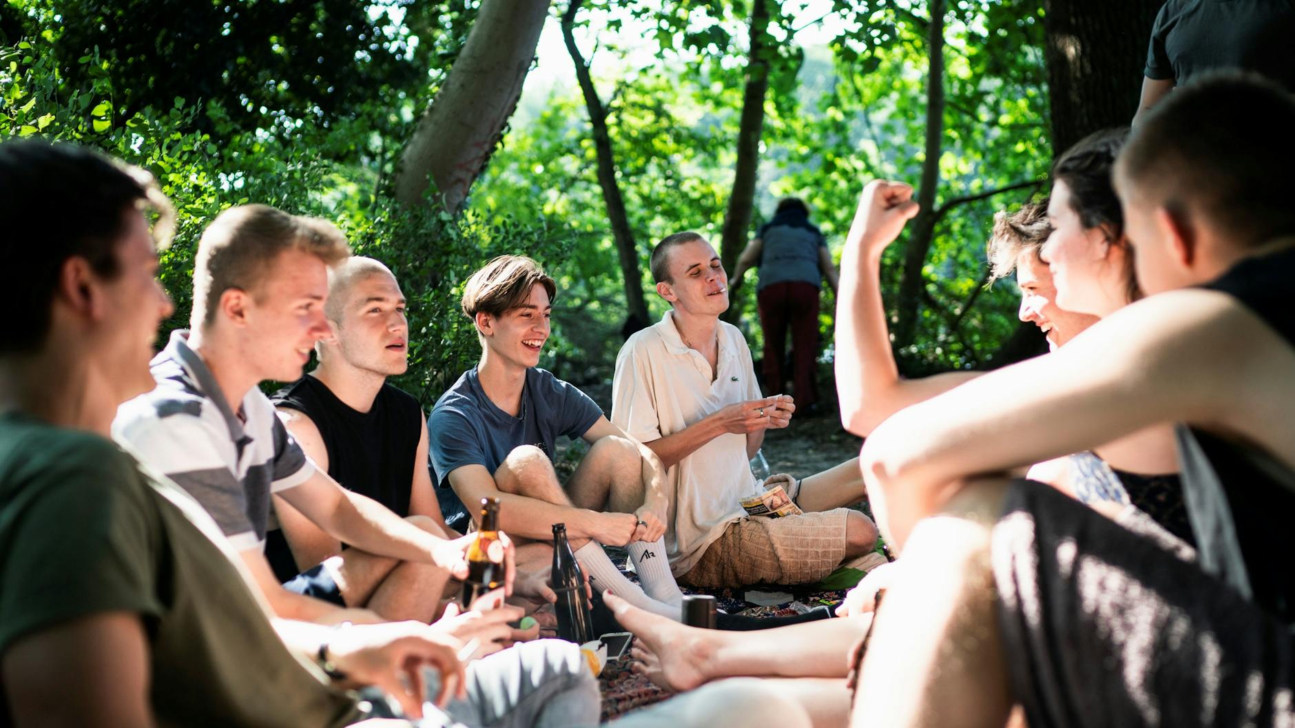 Jugendliche entspannen am Schlachtensee.