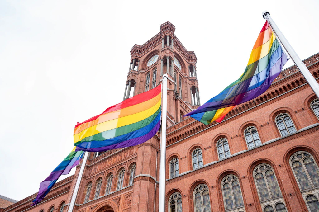 Vor dem Roten Rathaus weht die Regenbogenflagge