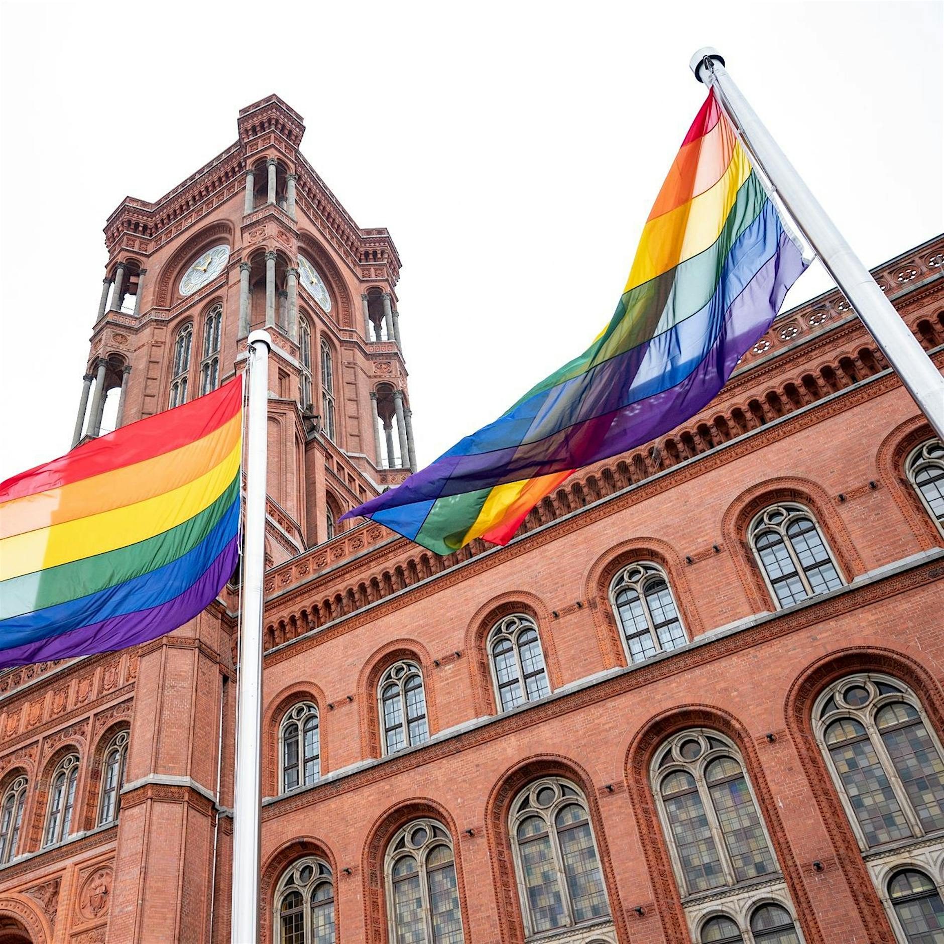 Vor dem Roten Rathaus weht die Regenbogenflagge