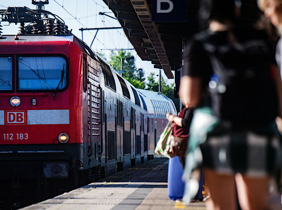 ARCHIV - Schiene statt Straße: Im ersten Monat des vergünstigten Tickets sind mehr Menschen in Deutschland mit der Bahn gereist.  