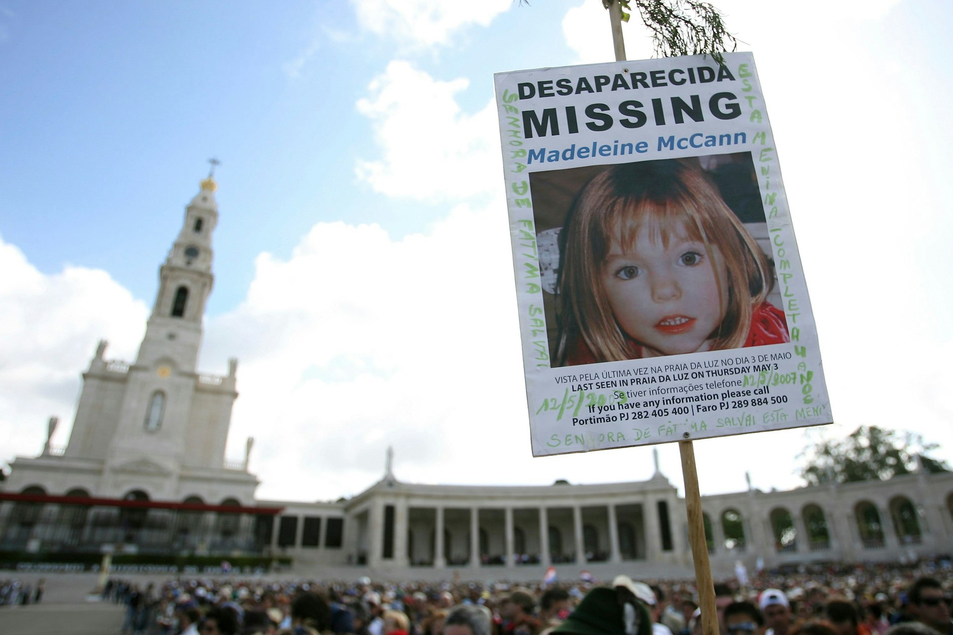 Ein Bild des vermissten britischen Mädchens Madeleine McCann, das 2007 aus dem Strandort Praia da Luz in der Algarve verschwunden ist, wird im Schrein von Fatima hochgehalten. 15 Jahre nach dem Verschwinden ihrer kleinen Tochter Madeleine McCann hoffen die Eltern noch immer auf Antworten zu den Geschehnissen.