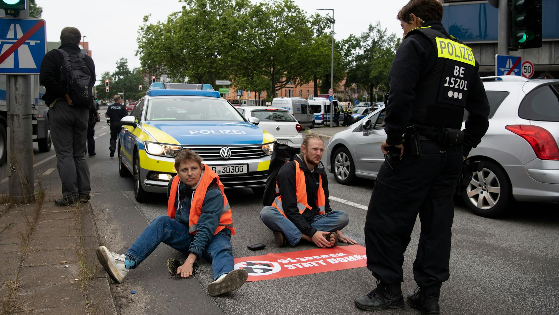 Mitglieder der Gruppe „Letzte Generation“ blockieren eine Abfahrt der Stadtautobahn unweit der Schloßstraße in Steglitz.