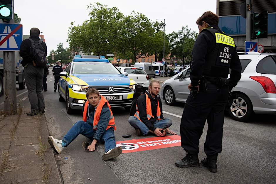 Aktivisten der Letzten Generation blockieren am Freitag eine Abfahrt der Stadtautobahn in Steglitz.