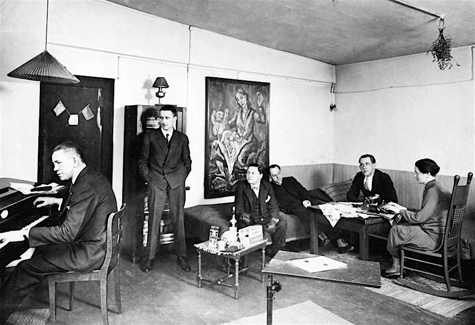 Bertolt Brecht (M.) 1927mit Gästen in seinerWohnung, damals noch in der Spichernstraße. Später zog der Dichter in die Hardenbergstraße, wo 1932 auch Nationalsozialisten bei seiner Silvesterfeier auftauchten.