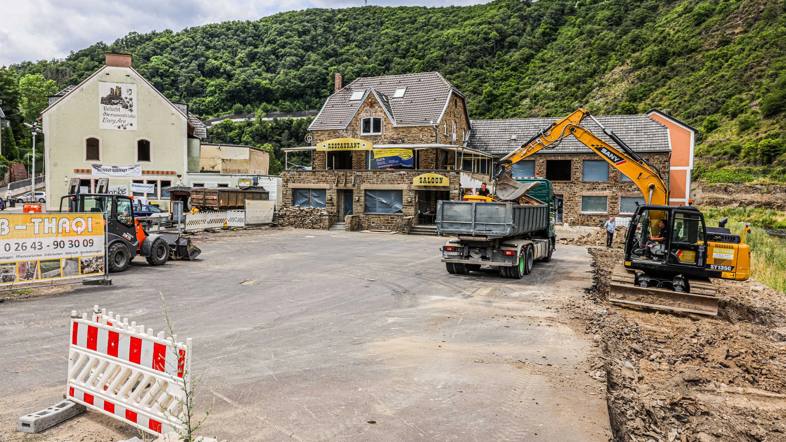 Die Ortschaft Altenahr ein Jahr nach der Flutkatastrophe: Der Wiederaufbau ist noch lange nicht abgeschlossen.