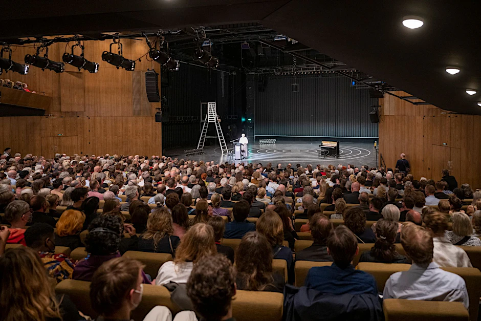 ARCHIV - Das Publikum sitzt beim Berliner Theatertreffen im großen Saal im Haus der Berliner Festspiele.  d