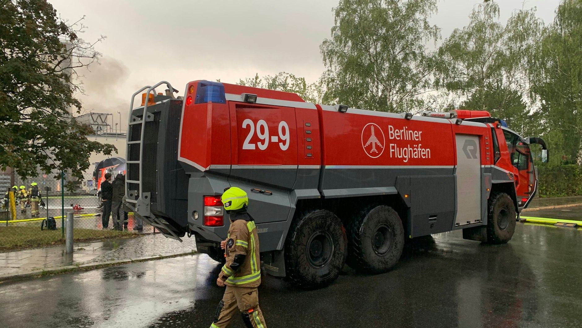 Eines der beiden Löschfahrzeuge der Flughafenfeuerwehr, die zur Hilfe kamen