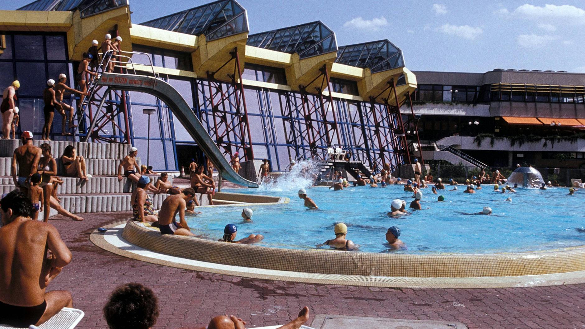 Das DDR-Spaßbad in seinen Glanzzeiten: Nicht nur in der Halle auch draußen konnten die Gäste nach Herzenslust planschen.