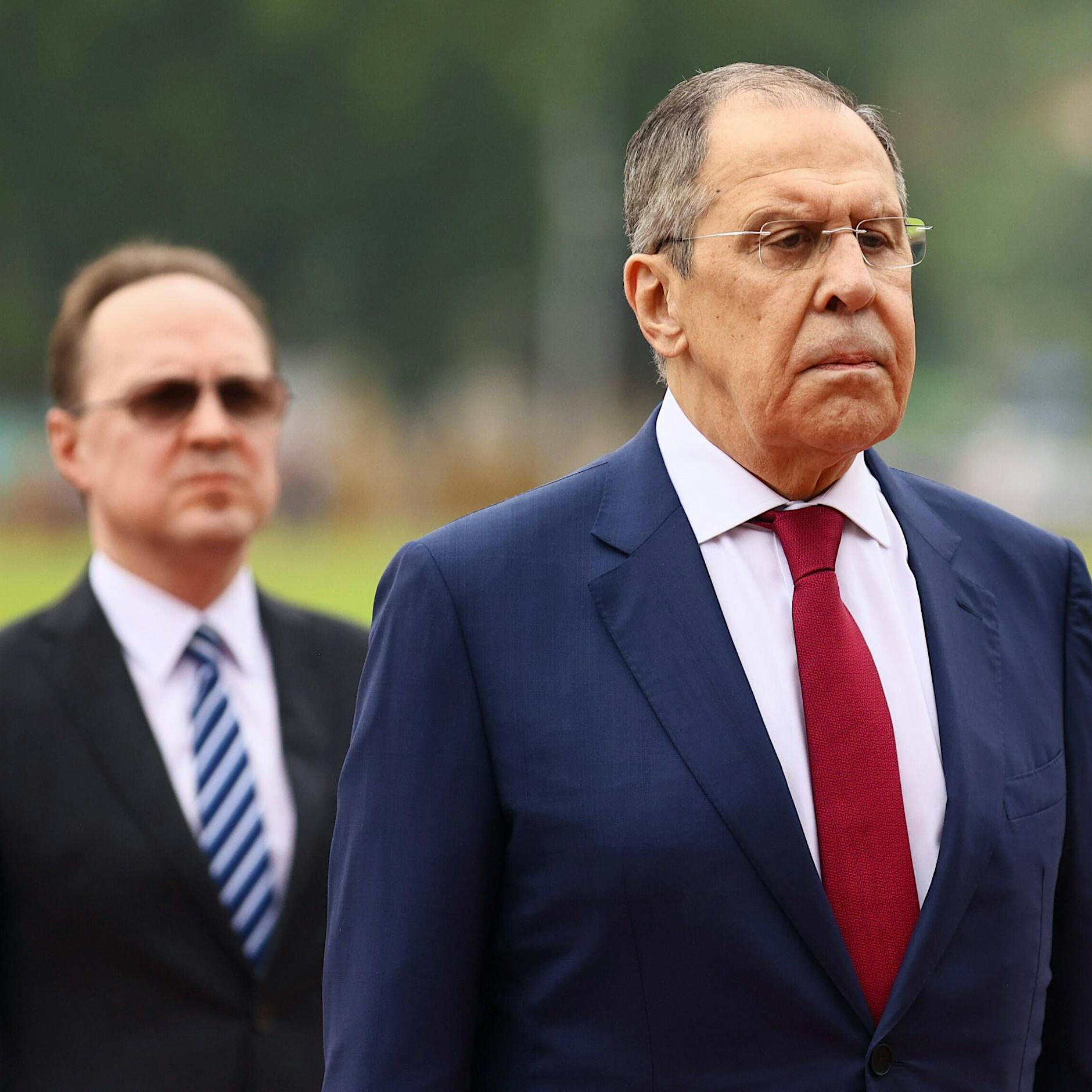 Vor Baerbocks Rede: Lawrow steht auf und geht