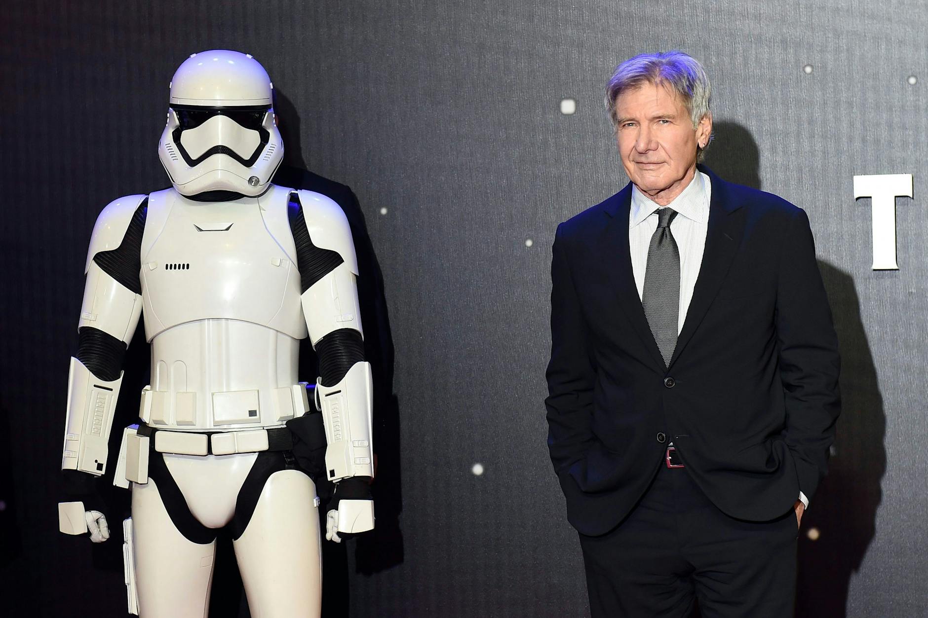 Harrison Ford im Jahr 2015 mit einem Sturmtruppler